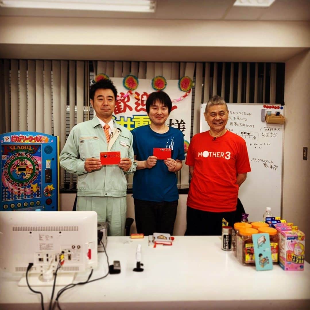 のインスタグラム：「きょうからほぼ日さんで「糸井重里✖️有野課長」の対談が始まりました。 よろしければ是非！  私もちゃっかりお邪魔した現場では、放送には到底収まりきらないほどの色々な話を聞くことができました。 わたしも１つ「ある質問」をさせて頂き光栄です（そしてカットされましたが笑）。 いつかそのほかの部分も放送される時が来ますように。 #gccx #ほぼ日 #糸井重里 #mother #手持ちのMOTHER３は自前 #去年の手帳もMOTHER#マジカントのやつ」