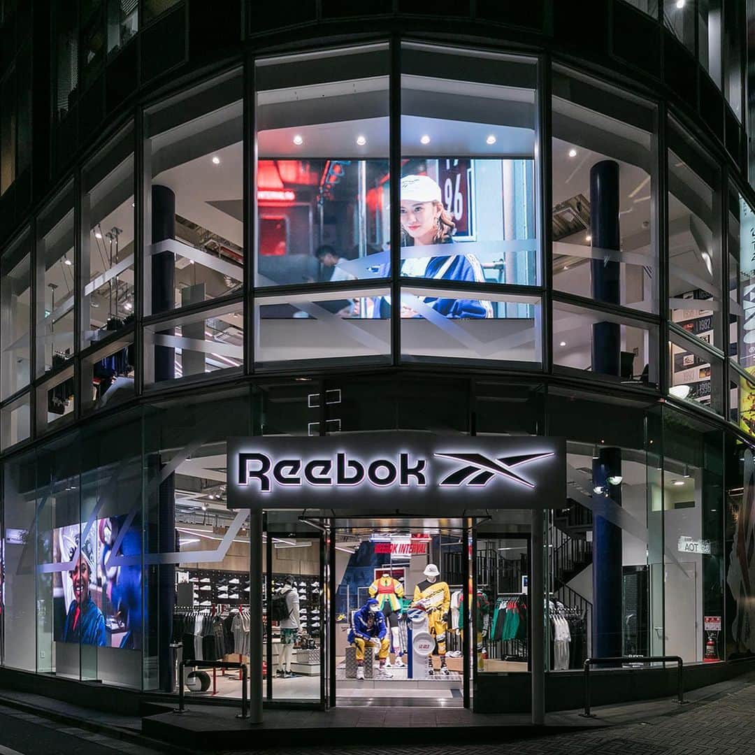 Reebok classic JPさんのインスタグラム写真 - (Reebok classic JPInstagram)「リーボックのDNAである“フィットネス”と“ファッション”を融合した 新コンセプトストア「Reebok Store Shibuya」9月14日（土）オープン！！ . 「Reebok Store Shibuya」では、オープンを記念して、人気スタイリストとコラボレーションし、“フィットネス”と“ファッション”のカテゴリーを融合した新たなスタイリング提案を店頭から発信していく「スタイリングコラボレーションプロジェクト」を実施します。 オープン日となる2019年9月14日（土）からは、「crossing」をテーマに、ファッション誌を中心にアーティストのスタイリングでも活躍中の二宮ちえさんによるスタイリングをご覧ください。 @eieioieie . ―― 「Reebok Store Shibuya（リーボックストア 渋谷）」 営業開始日：2019年9月14日（土） ●住所：〒150-0041　東京都渋谷区神南一丁目20番17号 ●営業時間：11:00 – 21:00 ―― #ReebokShibuya #リーボック #リーボッククラシック #渋谷#shibuya」9月13日 17時33分 - reebokclassicjp