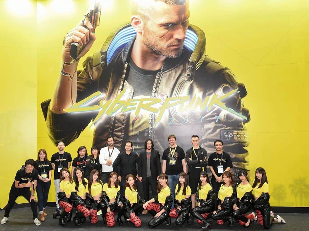 のインスタグラム：「ビジネスデイ2日間が終了しました。 明日から一般公開が始まります、サイバーパンクのブースは本当にかっこいいので一目見にきて下さい🎮 集合写真はキアヌ・リーブスさんと一緒に撮らせて頂いたものです😳✨ #東京ゲームショウ #東京ゲームショウ2019 #tokyogameshow #tokyogameshow2019 #tgs2019 #cyberpunk2077 #サイバーパンク2077」