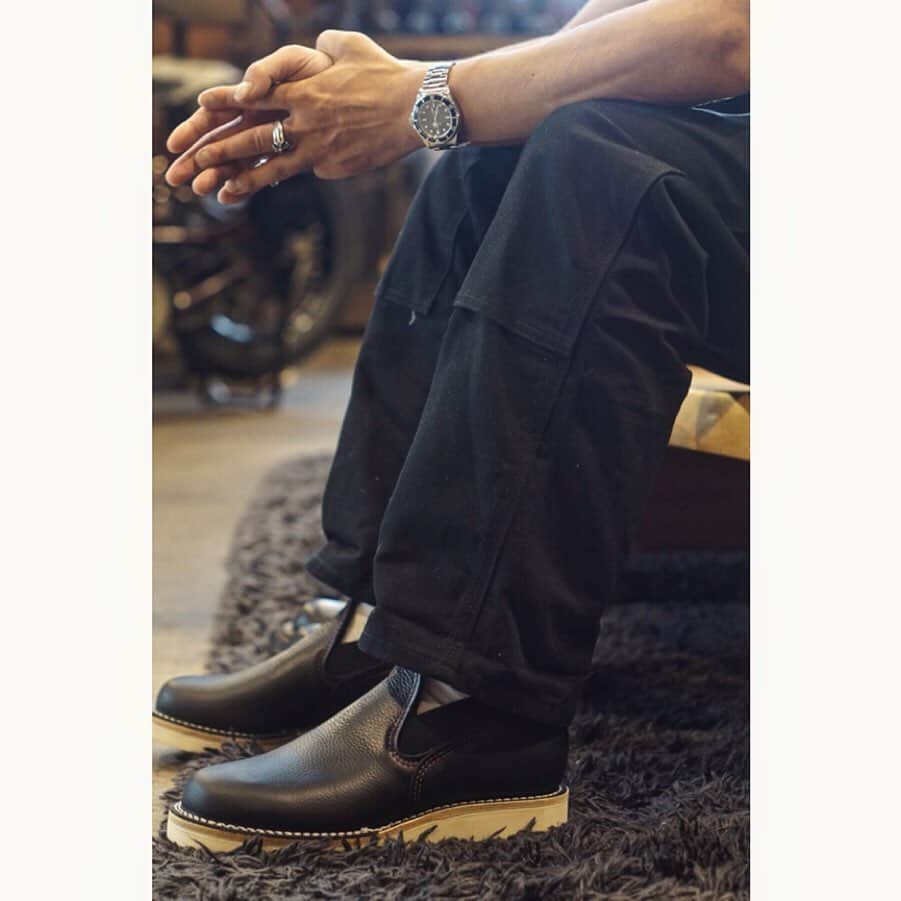 のインスタグラム：「My WESCO! “Romeo” 入荷のご連絡後、早速お引き取りでご来店頂きました。 こちらのお客さんは以前、店頭にて“Boss”のストックブーツを購入されていて今回が2足目。 SNSなどで気になっていたというサイドゴアブーツのオーダーを頂いていました。 レザーは、全面型押しレザーのブラックペブルとし、さらに単調にならないようにとアッパーのステッチカラーにはレッドを選択。 ソールステッチは標準カラーながらもダブルステッチを選択した事で、ブーツ本体を走るダブルステッチとのバランスが上手く取られていますね！ 油分を多く含むドメインレザーなうえに型押しが入る事でより撥水性も増すペブルレザー。 じっくり履き込んでまた店頭で見れる日を楽しみにしています！ . #wesco #wescopeople #wescoboots #since1918 #100YEARS #oregon #scappoose #madeinUSA #wescojapan #wescoebisu #wescosetagaya #wescokanazawa」