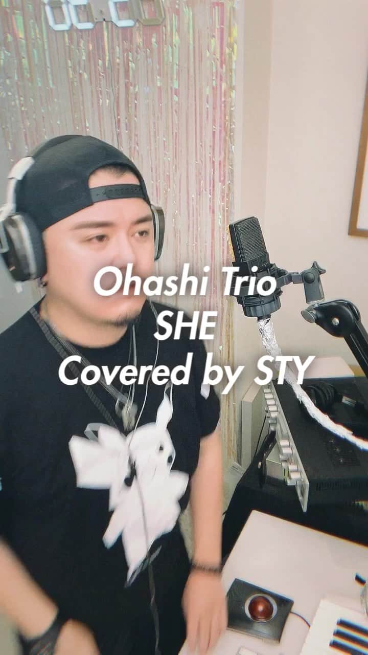 STYのインスタグラム：「先週原宿のカフェでお茶を飲みながらひじをついて街をなんとなく眺めていたら、この曲が流れてきて思わず泣いちゃうなどし、完全に不審者の私でした2019秋って感じビヨ〜ン（照れ隠し） 尺の関係でワンコーラスしか歌えなかったけど本当にいいメロディと歌詞なので、オリジナルのフルを是非聞いてくれ（初めての日本語カバーだー！緊張したー！） . #cover #mesinging #大橋トリオ #ohashitrio #大橋トリオSHE #RnBcover #RnB #AcousticCover #カバー #jpop #coversong #singer #instacover #instagramsinger #acousticcover #vocal #sing2music @ohashi_trio_stafff」