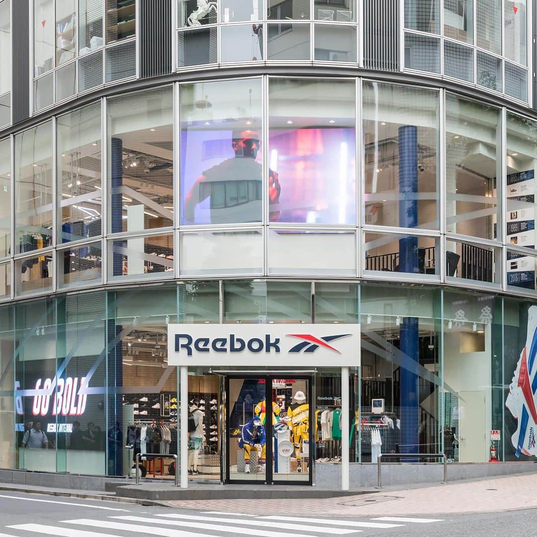 Reebok JPさんのインスタグラム写真 - (Reebok JPInstagram)「リーボックのDNAである“フィットネス”と“ファッション”を融合した 新コンセプトストア「Reebok Store Shibuya」9月14日（土）オープン！！ . 「Reebok Store Shibuya」では、オープンを記念して、人気スタイリストとコラボレーションし、“フィットネス”と“ファッション”のカテゴリーを融合した新たなスタイリング提案を店頭から発信していく「スタイリングコラボレーションプロジェクト」を実施します。 オープン日となる2019年9月14日（土）からは、「crossing」をテーマに、ファッション誌を中心にアーティストのスタイリングでも活躍中の二宮ちえさんによるスタイリングをご覧ください。 @eieioieie ―― 「Reebok Store Shibuya（リーボックストア 渋谷）」 営業開始日：2019年9月14日（土） ●住所：〒150-0041　東京都渋谷区神南一丁目20番17号 ●営業時間：11:00 – 21:00 ―― #ReebokShibuya #リーボック #リーボッククラシック #渋谷#shibuya」9月13日 17時39分 - reebokjp