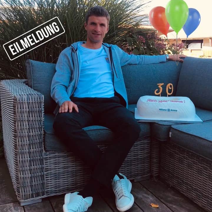 トーマス・ミュラーのインスタグラム：「Today is my 30th birthday 🎂😀. Thank you so much for your fantastic support and all the nice birthday wishes. 👍🏼 #esmuellert30 #bestfans #geburtstagstorte #thomasmüller #birthdaycake #Ibin30」