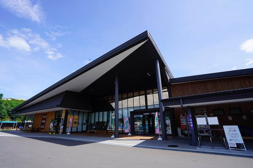 福島県さんのインスタグラム写真 - (福島県Instagram)「来て！ 道の駅 伊達の郷りょうぜん 東北中央自動車道霊山ICと国道115号に隣接し、「山間と農村に浮かぶ宿場ビストロ」をテーマにした道の駅です。地元の食材を使用したレストランや、農産物直売所、また、伊達市のご当地アニメ「政宗ダテニクル」のコーナーもあります。 #伊達市 #道の駅 #政宗ダテニクル #福島 #ふくしま #ふくしまからはじめよう #来て #fukushima #futurefromfukushima #japantrip #fukushimatrip  #traveljapan #instagramjapan #japan_of_insta  #insta_fukushima  #special_spot_」9月13日 17時42分 - realize_fukushima