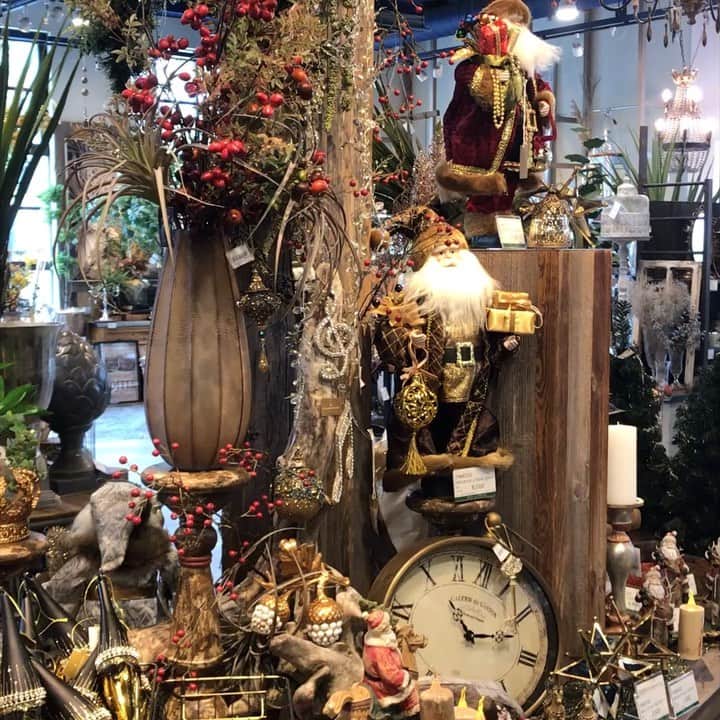 横浜ディスプレイミュージアムのインスタグラム：「国内メーカーよりクリスマス商品が入荷しております⭐︎ どれもとっても可愛いアイテムばかりでまだクリスマスには期間がありますが、よく商品が動いております☺️ どうぞ皆様もご来店ください〜！ ※明日からの三連休はお店お休みとなります。ご注意くださいませ。 ＊ ＊ #横浜ディスプレイミュージアム #株式会社ポピー #横浜 #ディスプレイ#アーティフィシャルフラワー #フラワーアレンジメント #フラワーデザイン #インテリア雑貨 #インテリア#インテリアコーディネート#スタイリスト#装飾#デコレーション  #花のある暮らし #花好きな人と繋がりたい #display #yokohama #flowerarrangement #interiordesign #artficialflower #flowerstagram#クリスマス#christmas」