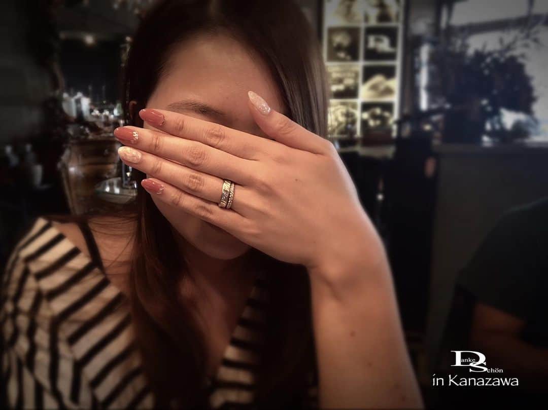 Danke schön ダンケ 金沢 結婚指輪 鍛造さんのインスタグラム写真 - (Danke schön ダンケ 金沢 結婚指輪 鍛造Instagram)「・ ・ この仕事していると 挙式前日の花嫁さんに お会い出来る事は少ないのですが ・ ・ 婚約指輪&結婚指輪を 『一度！清めに…。』と御来店🙌🏻 ・ ・ こんな風に婚約 結婚指輪まで 気配りお心遣いをして頂けて 引き渡しをさせて頂いた側からすると 嬉しいものです。 ・ ・ 明日嫁ぐ 花嫁さんは美しい✨ ・ ・ 本人さん言わく 今日はスッピン🙏で 来ちゃいましたと…。 ・ ・ 女性って 気を許した人の前でしか スッピンは見せない ・ ・ だから 余計にこの親近感が 嬉しく感じました。 ・ ・ 明日の為に 前日はお肌を休めてるそうです。  なるほど🤔 ・ ・ こう言う 心意気大好き🥰 ・ ・ 明日参列される方より先に DVD見せて もらっちゃいました🙇🏻‍♂️ ・ ・ このままDankeのCMに使わせて 欲しいくらいの二人らしさ 溢れる素敵なDVDでした。 ・ ・ お引き渡しさせて頂いた 🇩🇪クリスチャンバウアー の指輪も 明日は挙式で大役を務める事になりますが🙇🏻‍♂️ ・ ・ 何だかこうしてお二人との 出会いから今日までの日の事が ・ ・ 自然と頭と言うか心に沁みて こちらの方が感極まりそうになります。 ・ ・ やっぱり この仕事の極みはこの時間だなぁ〜と 改めて感じながらの本日の投稿です。 ・ ・ ネイル バッチリ👍🏻 指輪 バッチリ👍🏻 お天気もバッチリ👍🏻 ・ ・ そして 二人の気持ちも最高潮👍🏻 後は生まれ育った家を出る時の 御両親への御挨拶かな？と…。 ・ ・ 末永く お幸せに…。 ・ ・ ・ 鍛造削り出し 🇩🇪クリスチャンバウアー 専門店 『  Danke schön 』 ・ ・ ・ ・ ・ ——Danke————————————— ▪︎トップページ 🔜 @danke2005 ———————————schön———— ・ ・ #クリスチャンバウアー #ドイツ製 #christianbauer #ダンケ #金沢結婚指輪 #結婚指輪 #婚約指輪 #鍛造指輪 #2020春婚  #2019冬婚 #プロポーズリング#経年変化 #ブライダルリング  #福井結婚指輪 #ポルシェ #メルセデスベンツ #マリッジリング #ブライダル #切削 #ブライダルフェア#結婚記念日 #クリスチャンバウアー金沢 #ポリッシュ  #結婚指輪金沢  #結婚指輪選び #嫁ぐ  #富山結婚指輪 #鍛造リング #再婚  #メンズリング」9月13日 17時55分 - danke2005