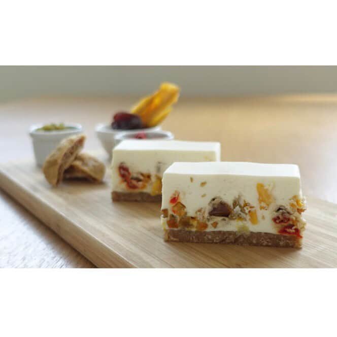 吉祥寺PARCOのインスタグラム：「期間限定・からだにやさしいおやつ🧀﻿ ﻿ １Ｆ公園通り入口特設会場にて﻿ #コガネイチーズケーキ が期間限定OPENしました！﻿ ﻿ 開催期間：9/13(金)～9/26(木)﻿ ﻿ 白砂糖、合成甘味料、保存料、添加物を﻿ まったく使用していない﻿ 砂糖不使用のドライフルーツ、果物の自然な甘さ﻿ きび砂糖、蜂蜜、メープルシロップ、甘酒などで﻿ 甘さ控えめのチーズケーキが味わえます🍽﻿ ﻿ 厳選した素材のみを使用した、﻿ からだにやさしいチーズケーキ専門店です🥰﻿ ﻿ 吉祥寺は秋祭り！﻿ お祭りがてら、ゆっくりおやつに﻿ いかがでしょうか〜〜」