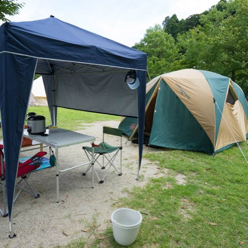 キャンプ情報サイト［ランタン］さんのインスタグラム写真 - (キャンプ情報サイト［ランタン］Instagram)「CAMP SMILE STYLE ／ BCワイドルーフドーム300で 自然環境という普段味わえない開放感を満喫！﻿ ＼ いろんなキャンパーのキャンプスタイルを現地取材と一般キャンパーからの投稿で数多く掲載してます。 . . 詳しくは @lantern.camp  webサイトをご覧ください . . #camp #camping #outdoor #travel #trip #lantern_smile #nature #キャンプ #キャンプ用品 #アウトドア #テント #自然 #旅行 #キャンプ初心者  #キャンプ好きな人と繋がりたい #青川峡キャンピングパーク #bcワイドルーフドーム #コールマン」9月13日 17時49分 - lantern.camp