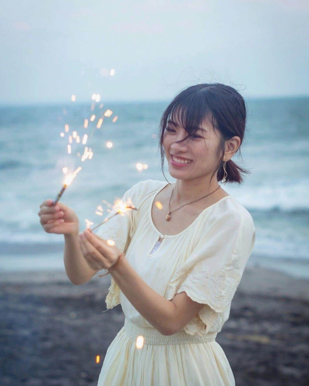 小林亜実さんのインスタグラム写真 - (小林亜実Instagram)「. 夏の終わりの花火。 リクエストにお応えして☺️ たくさんの反応ありがとう💕 . . #小林亜実 #こあみ #花火 #夏の終わり #由比ヶ浜 #鎌倉 #江ノ電 #海辺 #砂浜 #作品撮り #ポートレート #手持ち花火 #film Photo by @asami_sw」9月13日 17時51分 - koami112