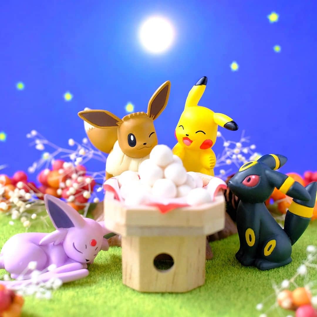 のインスタグラム：「【今日のピカチュウ】 今日は十五夜🌕 ピカチュウはイーブイたちとお月見チュウ❓🎑 #pikachu #eevee #espeon #umbreon #pokemon #pikachu_snap #photooftheday #moon #sweets #dumpling  #autumn #fall #ピカチュウ #イーブイ #エーフィ #ブラッキー #ポケモン #月 #十五夜 #お月見 #団子 #秋」