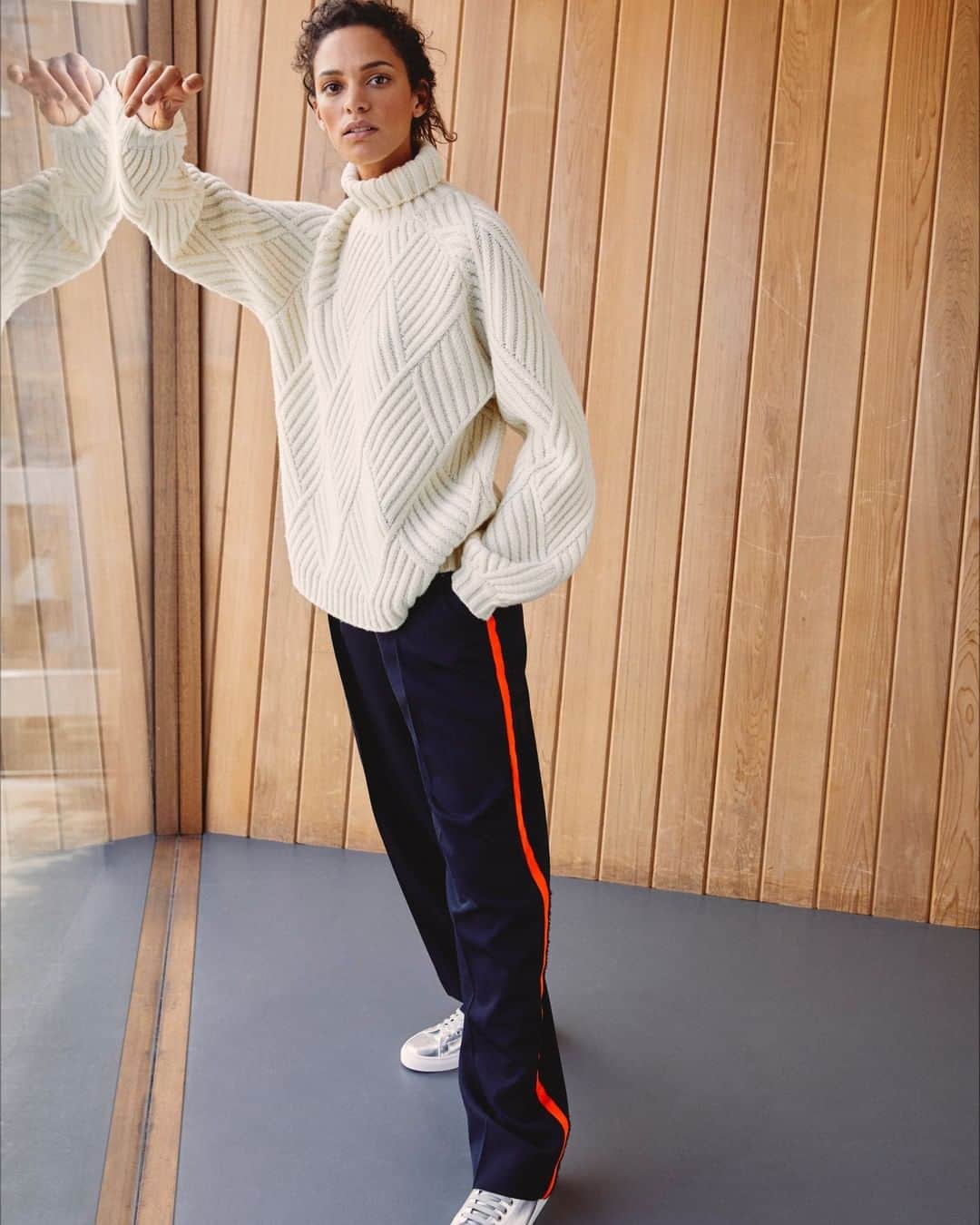 のインスタグラム：「Leaning into sweater weather season.. #THEOUTNET  Shop all your favorite #VictoriaVictoriaBeckham looks, just visit #linkinbio 👆」