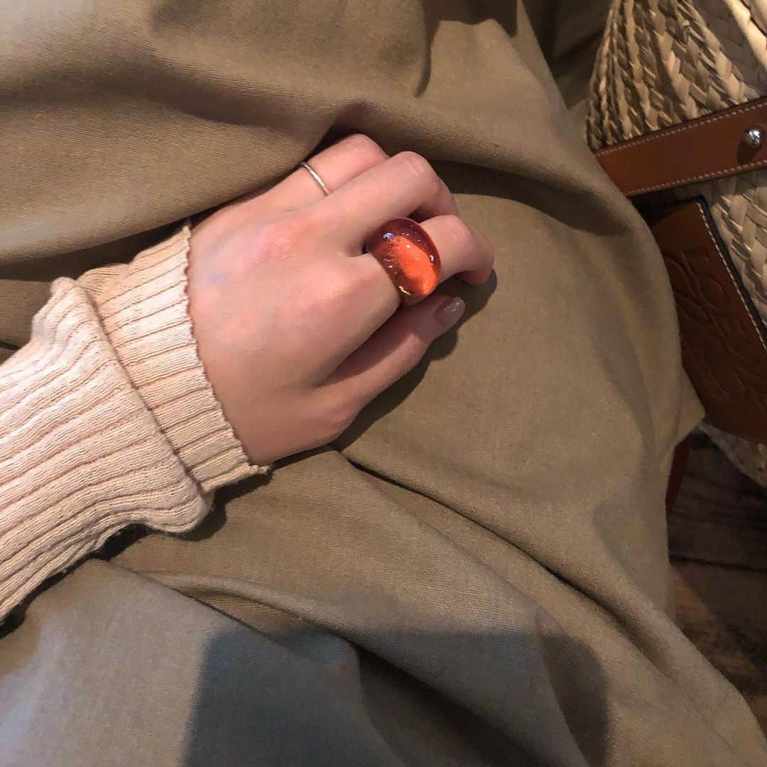 のインスタグラム：「. 大人気のアクリルリングから 新色が🌰💕 今日の21:00〜オーダー開始です📲 @emun_official 最近もっぱらこればかり☺️ . #emun_official」