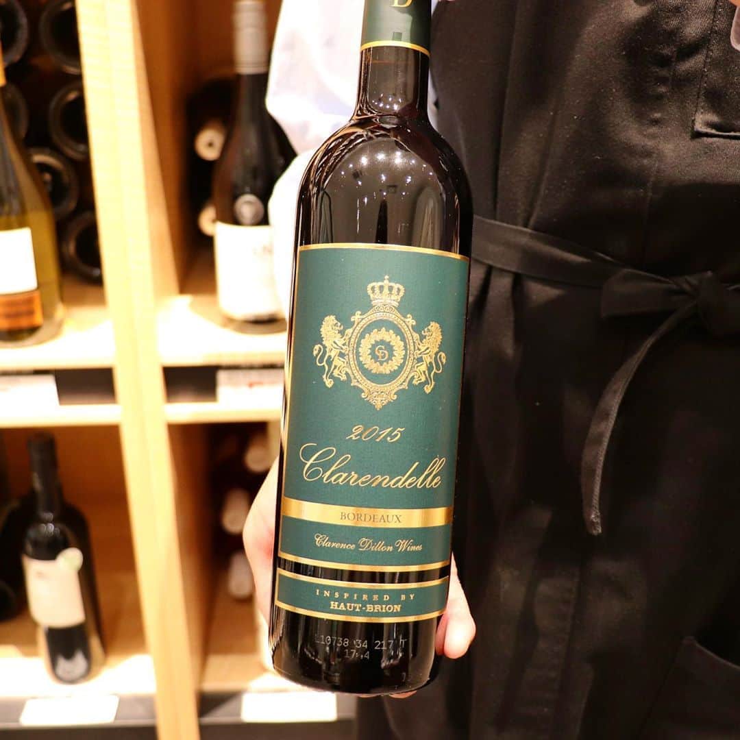 ワイン専門店エノテカ公式アカウントさんのインスタグラム写真 - (ワイン専門店エノテカ公式アカウントInstagram)「シャトー・オー・ブリオンの血統を受け継ぐ正統派ボルドー“クラレンドル・ルージュ”。 新ヴィンテージからラベルが一新しました！﻿ ﻿ 5大シャトーの一つ、オー・ブリオンが手掛けるブランドワインがこちらのクラレンドル。最上級の技術を惜しみなく注ぎつつも、手軽に楽しんでいただきたいという思いが詰まった1本です。﻿ ﻿ 熟した果実のアロマや、シルキーなタンニンのバランスの良さに名門の技が光ります。﻿ ﻿ 「ご自宅用にもギフトにもピッタリ！」と西宮ガーデンズ店の飯泉がおすすめしたのがこちらのワイン。贈り物として由緒正しいワインはいかがでしょうか。﻿ ﻿ ▼お買い物はプロフィールのリンクから﻿ @enoteca_wine ﻿ ﻿ #エノテカ #enoteca #enoteca_wine ﻿ #winestagram #winegram #wine #redwine﻿ #ワイン #赤ワイン #フランスワイン #ボルドーワイン﻿ #シャトーオーブリオン #シャトーラミッションオーブリオン #クラレンドル﻿ #ワイン好き #贈り物ワイン #ギフト﻿ #西宮ガーデンズ #エノテカ西宮ガーデンズ」9月13日 18時06分 - enoteca_wine