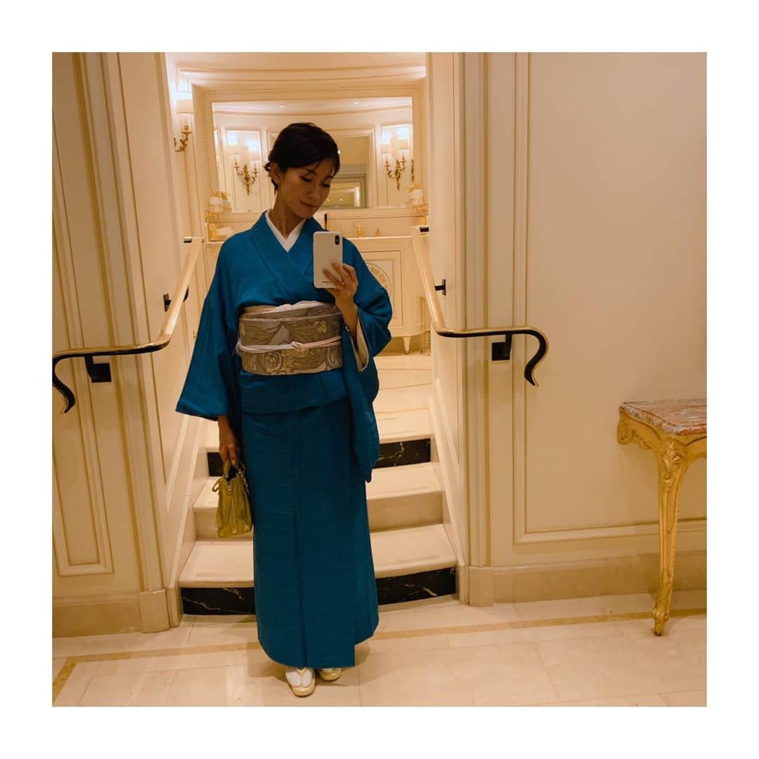 森下千里のインスタグラム：「張り切って、 海の向こうで着物なんぞ着てしまいました、の写真。  お着物は、 ひろりんのおばあちゃまが織ってくださったものを、 名古屋友禅さんで染めていただいたもの。  よく見ると、柄がはいっているので、 一色で染めても、表情があって素敵なのです。  色は何度でも染め直しすからね、と。 このブルーはいつまで着れるかな。 50歳くらいになったら、少し枯れた青もいいな。  大切にこれからも たくさん着させていただきます。  着物は大人っぽくていいなぁと、思いつつ、 まだまだ、中身が子供👧🏻と、反省。  おしとやかに、 しなやかに。 . . . #kimono #着物  #旅先 #レストラン #日本文化 #民族衣装　#パリ　#またはおパリ」