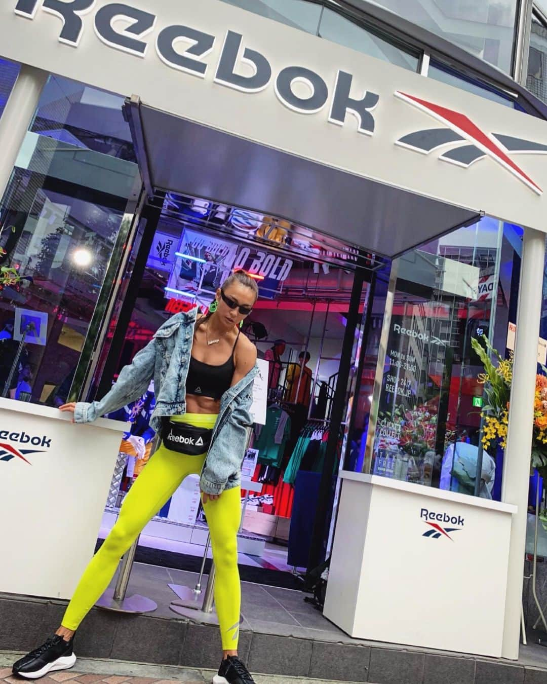 Aya（小山内あや）さんのインスタグラム写真 - (Aya（小山内あや）Instagram)「@reebokjp New Store in 渋谷✨ 渋谷にReebokの新しいストアが明日オープン‼️２フロアーになっていて品揃えも豊富❤️ AYA着用アイテムも多数🤭🤭✨ 私の大好きなアメリカンテイストなカッコイイお店です💪🏻 是非お立ち寄り下さい😊❤️❤️」9月13日 18時10分 - aya_fitness