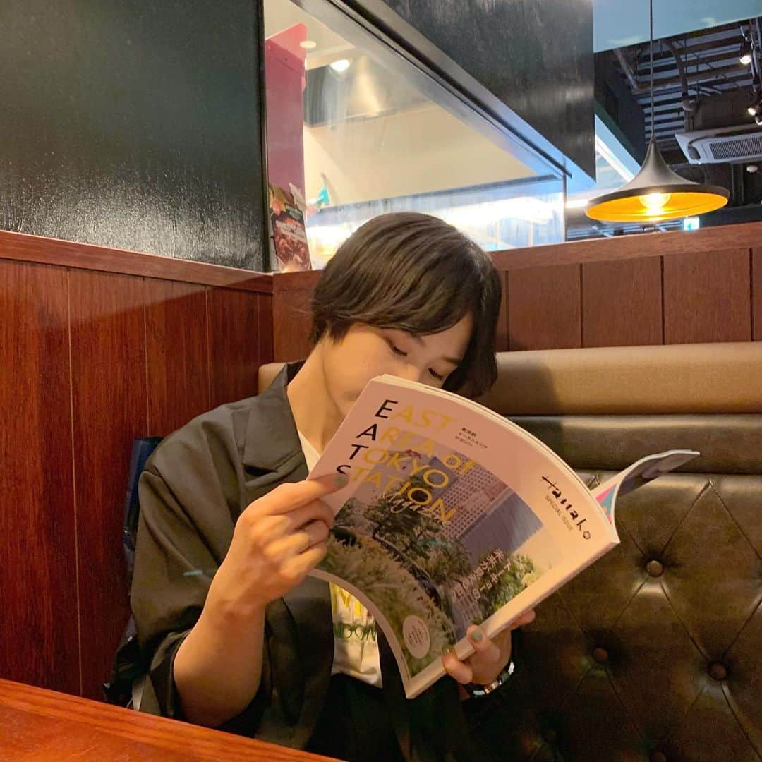 光永さんのインスタグラム写真 - (光永Instagram)「【嬉しいお知らせ】 本日9/13発売📖 Hanako SPECIAL ISSUE 「EAST AREA of TOKYO SATATION」 . 東京駅イーストエリアをたくさん紹介する雑誌です。 ハナコラボメンバーとして、ロケに行ってきまして、1ページ担当させて頂きました☺️🥺💗📘 わーいわーい！！！ 本屋さんでぜひ買ってねーー！ そして東京駅を満喫してねーーー！！！ . #EATS #東京駅イーストエリア #東京駅イーストエリアマガジン #Hanako #ハナコラボ #本日発売 #メンズライク #ボーイッシュ」9月13日 18時10分 - hinata_official__