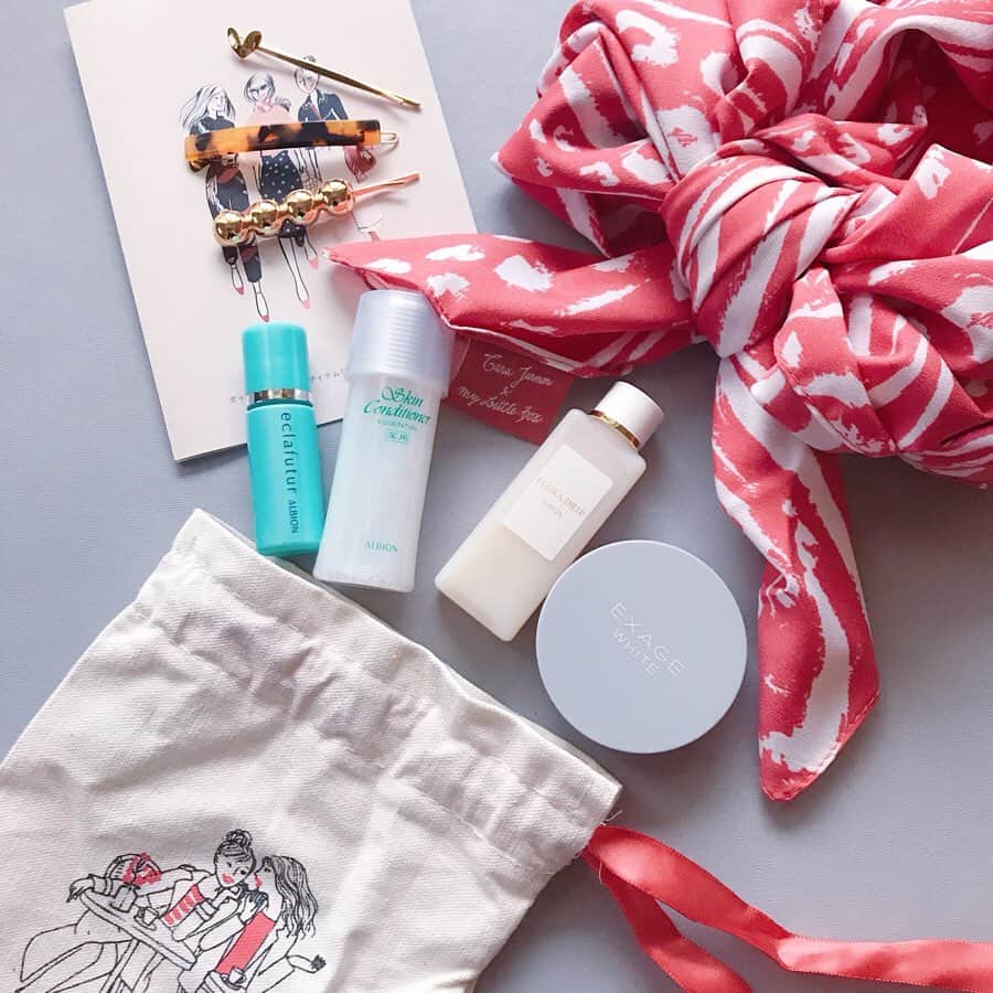 のインスタグラム：「✴︎ 9月の @my_little_box_japan ⚑⚐⚑⚐ . 今月のコスメは @albion_jp とのコラボ❤︎ 化粧水や美容液などのミニサイズは旅行の時に持って行くのにぴったりだから嬉しい✨ 夜も使える美白パウダーは早速今夜から使ってみようかな🌙 . @tarajarmon_jp とのコラボスカーフやヘアピンもとっても可愛くてオシャレ❤︎ . 今月も豪華なアイテムがたくさんでした☺︎ 来月もどんなアイテムが届くのか楽しみ✨ . . #mylittlebox#mylittleboxjapan#マイリトルボックス#cosmetics#beauty#albion#コスメ#tarajarmon」