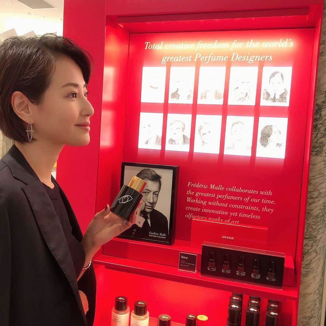 真樹麗子さんのインスタグラム写真 - (真樹麗子Instagram)「新しい自分を見出したくて、日本橋三越にある、フランス発ラグジュアリーフレグランスメゾン「FREDERIC MALLE（フレデリック・マル）@fredericmalle へ。  最近まで、女性らしい香水を纏うことになんだか照れがあり、ほのかに清潔に香るシンプルな香水ばかりを好んでいた私。けれども心のどこかで、香りのアップデートを試みない自分にジレンマさえ感じていました。  そこで今回、素敵な機会を頂いたので、新たな一歩を踏み出してみることに、、 小澤実和ちゃん @miwa_ozawa にアテンド頂き、フレデリックマルのフレグランスカウンセリングへ。 お店の方に調香師のプロフィールや、26種類の香りのストーリーの説明を、一つ一つ丁寧に教えていただきながら選ぶプロセスは、とても優雅なひととき♡  その中から、私が選んだのは 「SUPER STITIOUS」の香り♡ センシュアルでミステリアス、引力を感じずにはいられない香りで、ぐっと気持ちを華やかに引き立ててくれます💋  こちらは、ドレスの香りとも言われ、女性の持つ美しさを照らし、その華やかさを都会的に研ぎ澄ませてゆくイメージなのだそう。  私の憧れる理想の女性は、凛としなやかに美しく、知性、気品を兼ね備えた、引力のあるマニッシュな大人の女性。  そんな理想の女性につけていて欲しい香りが、まさに、この香りでした✨✨ 「はじめまして♡」の上質で新しい香り 『スーパーステイシャス』  憧れの女性に少しでも近づくべく、この秋の装いと共に、私らしく纏ってみたいと思います👠  Thank you❤️ @fredericmalle @miwa_ozawa  #fredericmalle #perfume#fragrance  #フレデリックマル #香りの出版社  #superstitious #スーパーステイシャス #日本橋三越 #フレグランスカウンセリング  #この秋は#いつもとは違う新しい香りを #大人の女性の香り #香水 #香水好きな人と繋がりたい  #instagood#instabeauty#香りのある暮らし #fashion#お洒落さんと繋がりたい」9月13日 18時22分 - makiofficial_0718