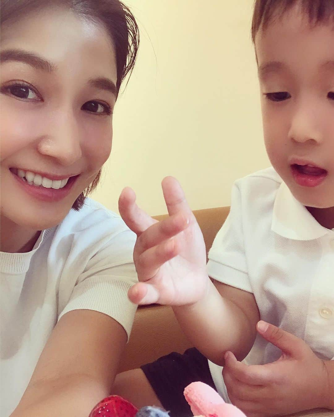 小西ゆりなさんのインスタグラム写真 - (小西ゆりなInstagram)「今日で2歳10ヶ月になりました👦 日に日に小さな彼氏になりつつあるw 噂には聞いていたけど、本当に男の子って… 思わずきゅん♡と、してしまう破壊力ある言葉を沢山言ってくれるよね🤤💕 #小西ゆりな #男の子ママ #親子 #息子 #男の子 #2歳10ヶ月になりました #小さな彼氏 #破壊力はんぱない #説明会終わり #幼稚園選び #cafe #カフェデート #cake #仲良く半分こ」9月13日 18時21分 - yurina_konishi