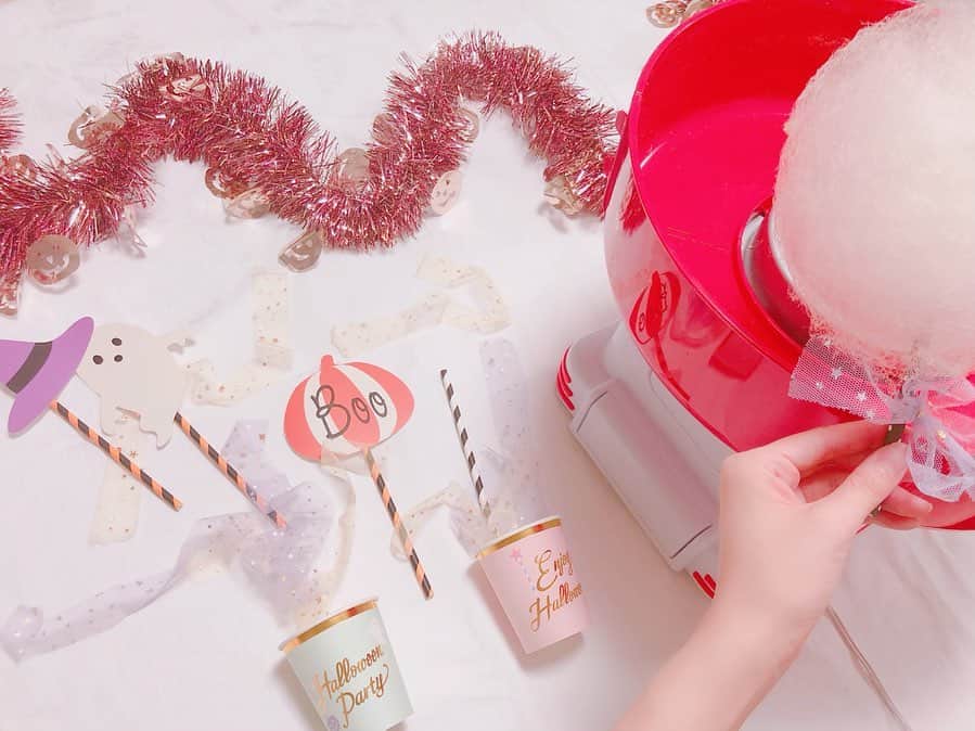 増田愛里菜のインスタグラム：「. みてみて〜🥳 . ライソン( @lithon_corp )から発売してる #ジャンボわたあめ屋さん で🍭わたあめパーティー🍭をしたよ〜🎉 . . せっかくだから、ちょっと早いけど飾り付けはハロウィン仕様に🎃👻🍪🍫💭 . . . こんなに大きいふわっふわのわたあめがお家で作れるなんてすごいよね😍☁️☁️☁️ . 試しに2〜３回作ってみたら、すごく上手に作れるようになっちゃった👆💫 . . 小さい子でも上手に作れるようになってるからママさん達にもオススメかも👩‍👧💕 . . 何より、ザラメでもキャンディ(飴玉)でも作れるのが嬉しい✨ . 飴玉だと後片づけがすごく楽だったよ🤩 . . . ★9月23日までライソン( @lithon_corp ) で【ジャンボわたあめ屋さん】がプレゼントされるキャンペーンがやってるみたいだよ〜🐣 詳しくはライソンのアカウントをチェックしてみてね❣️ . . . #LITHON #ライソン #ジャンボわたあめ屋さん #わたあめ #家電 #キッチン #キッチン家電 #フード #お菓子 #スイーツ #スイーツ部 #ホームパーティー #ハロウィン #halloween #sweets #food #foodie #photo #photography #instadaily」