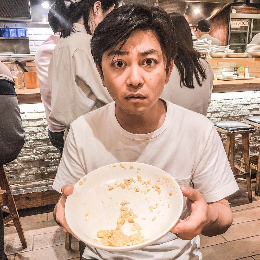 森圭介さんのインスタグラム写真 - (森圭介Instagram)「* 後輩2人とご飯に行ってチャーハン頼んだら 後輩が先に食べちゃって 「はい、どうぞ」と皿を渡された時の一枚。 * これしかないのか、と思うか。 ひとくちぶんある、と思うか。 * なんなら 楽しい時間を過ごせたんだから チャーハンなくてもよくね？と思えるか。 * なんでも気の持ちようだよね！ * さて、この2週間、 20000を超えるDMをいただきました。 みんなの人生をわけてくれてありがとね。 全て目を通してます！ まだ既読になってない人、時間かかってごめんね。 * 今後はスナック森介で皆さんにお返事していくね〜 またここに遊びに来てください！ お待ちしてます！ * いつもありがとね。 * #後輩 #チャーハン #これしかない #こんなにある  #スナック森介 #dm #森圭介」9月13日 18時20分 - mori_kei_suke