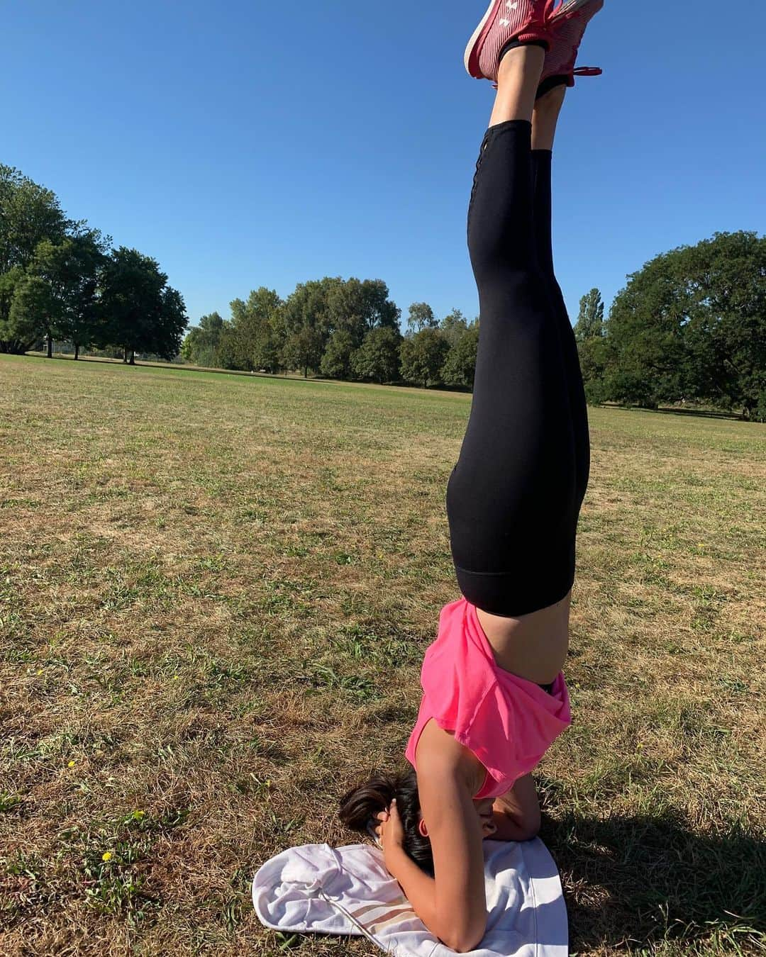 エリナ シルカさんのインスタグラム写真 - (エリナ シルカInstagram)「Making me do headstands just so she can film it 😂🤷‍♀️🤸‍♀️ 写真とか動画撮るのが大好きな娘。ディレクションに厳しいさっちゃん、ベストショットが撮れるまでヘッドスタンドを10回もやらさせました😂 * * * #yogaposes #yogasequence #yoga #headstand #sirsasana #parkyoga #yogamom #twinmom #momlife #boygirltwins #france #lyon #ヨガ #公園ヨガ #ヨガ好き #ママヨガ #双子ママ #双子育児 #カメラ好き #2歳11ヶ月 #フランス #リヨン」9月13日 18時24分 - laura_elina_ymd