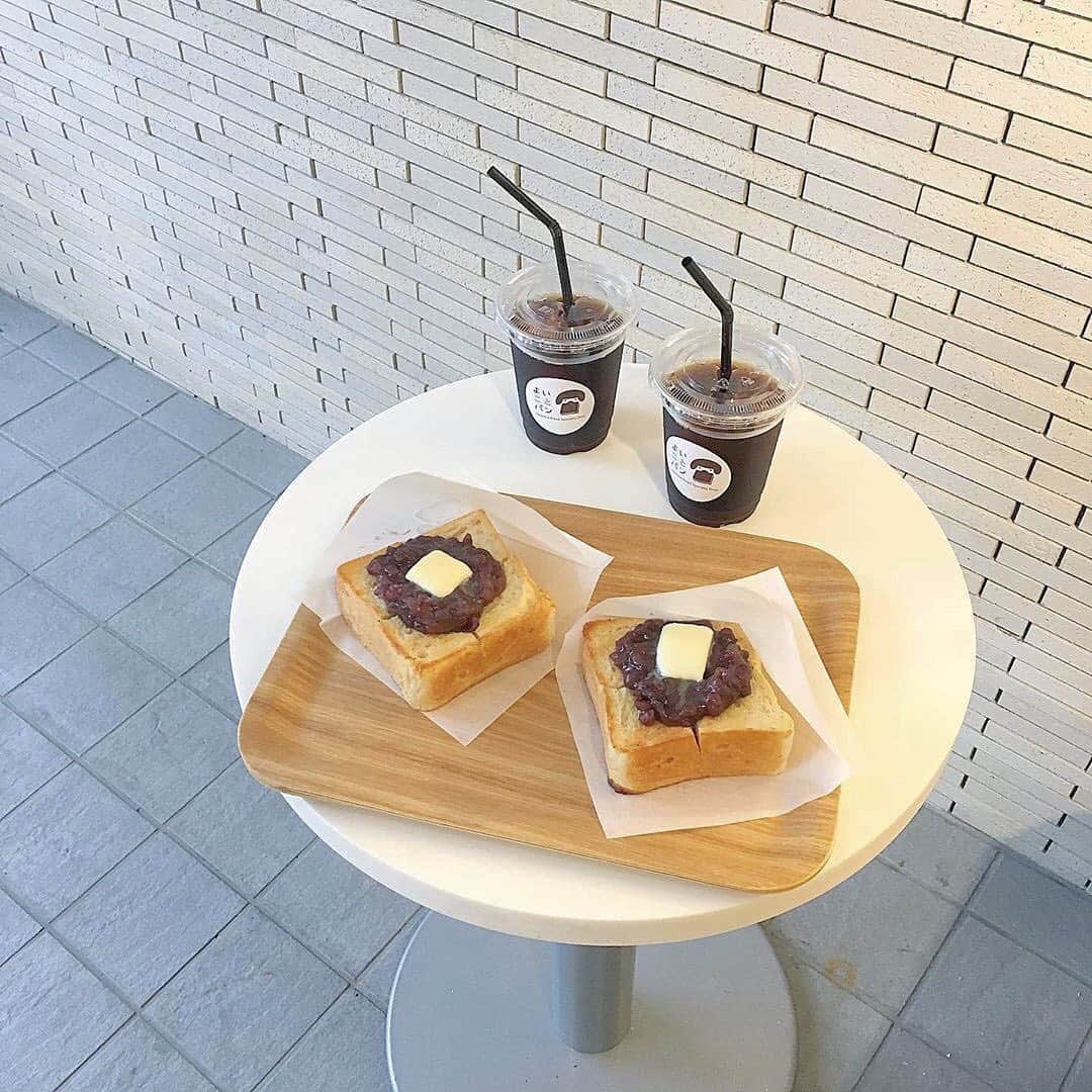 isutaさんのインスタグラム写真 - (isutaInstagram)「. 名古屋にある食パン専門店「よいことパン（ @yoikotopan ）」をご紹介♡ . 食パンのテイクアウトはもちろんですが、吹上本店では全7種類のトーストやドリンクを楽しむことのできるカフェスペースがあるんです♩ . 店内で食べられる「よい厚切りあんバタートースト」は、さくっもちっな厚切りトーストにたっぷりあんことカルピスバターがのった絶品メニューなんだそう❤︎ . 朝食やカフェタイムにぴったりですよね！ . またお店のキャラクターがデザインされた紙袋にも注目♩ ぜひ美味しいパンを求めて行ってみてください！ . isutaのwebサイトでは、おすすめのコーデから可愛いカフェまでたくさんの情報をお届けしています！ また、isutaのオリジナルグッズも販売中！ぜひisutaのwebサイトからチェックしてみてください！ ________ よいことパン access：愛知県名古屋市千種区千種3丁目7-7ヒルズ・フドー1F open：10:00～18:00 close：なし ________ Photo by @sy_______38  @ayu_29s . #isuta #isutapic #isutacafe #isuta_名古屋カフェ #よいことパン #名古屋カフェ #小倉トースト」9月13日 18時26分 - isuta_jp