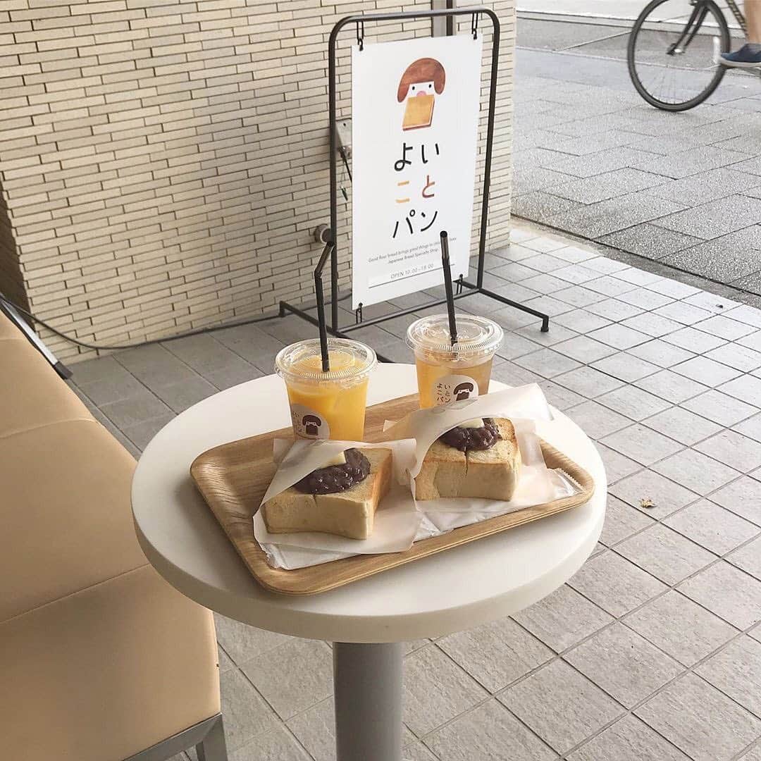 isutaさんのインスタグラム写真 - (isutaInstagram)「. 名古屋にある食パン専門店「よいことパン（ @yoikotopan ）」をご紹介♡ . 食パンのテイクアウトはもちろんですが、吹上本店では全7種類のトーストやドリンクを楽しむことのできるカフェスペースがあるんです♩ . 店内で食べられる「よい厚切りあんバタートースト」は、さくっもちっな厚切りトーストにたっぷりあんことカルピスバターがのった絶品メニューなんだそう❤︎ . 朝食やカフェタイムにぴったりですよね！ . またお店のキャラクターがデザインされた紙袋にも注目♩ ぜひ美味しいパンを求めて行ってみてください！ . isutaのwebサイトでは、おすすめのコーデから可愛いカフェまでたくさんの情報をお届けしています！ また、isutaのオリジナルグッズも販売中！ぜひisutaのwebサイトからチェックしてみてください！ ________ よいことパン access：愛知県名古屋市千種区千種3丁目7-7ヒルズ・フドー1F open：10:00～18:00 close：なし ________ Photo by @sy_______38  @ayu_29s . #isuta #isutapic #isutacafe #isuta_名古屋カフェ #よいことパン #名古屋カフェ #小倉トースト」9月13日 18時26分 - isuta_jp