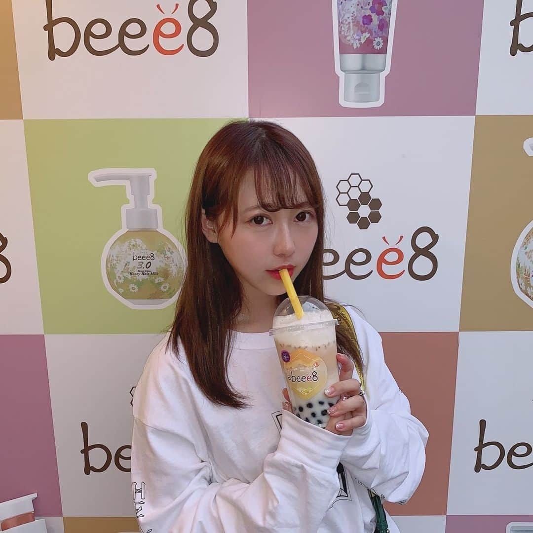 塚本美玲さんのインスタグラム写真 - (塚本美玲Instagram)「タピ活 はちみつ漬け🍯 ﻿ 甘くて美味しかった🐻﻿ そして、はちみつパワーで髪が艶々になりそうなシャンプー🐝✨﻿ 早速試してみよー♪﻿ ﻿ ﻿ 9/15（日）に先着300名にタピオカ無料プレゼントがあるらしいよ〜🐝﻿ ﻿ ﻿ ﻿ ﻿ ﻿ ﻿ #ビーイーエイト﻿ #beee8﻿ #はちみつシャンプー﻿ #原宿美容室﻿ #高機能はちみつヘアケア﻿ #シャンプー﻿ #タピオカ #タピ活」9月13日 18時26分 - mire_nyan