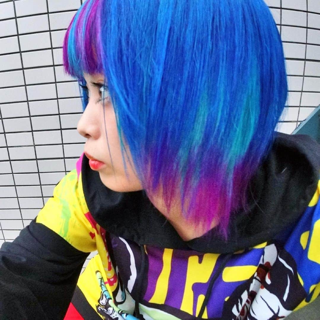 のインスタグラム：「❄️🔥🤯 New color by @clip_joint_god  #派手髪 #colorfulhair #harajukufashion #kawaiistyle #bluemood」