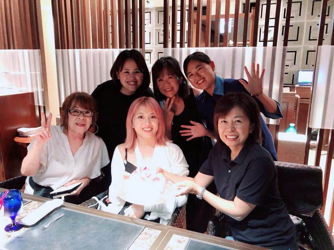 山崎桃子さんのインスタグラム写真 - (山崎桃子Instagram)「家族で妹の働いてる 宮古島のホテルの鉄板焼き😗 凄い立派な社会人になってて 驚きました、姉です。 料理めっちゃ美味しかった。 最後にサプライズで ケーキまで用意してくれてた🍰 夏にこんなプレゼントされる日が 来るなんて思ってなかった 感動しました。笑笑 会計も妹さんから頂いてます と、驚いた！！ そんなことできるんか！！ 私と出掛ける時は 財布すら持ってこなかった 夏が凄くかっこいい 社会人になってたし 仕事も楽しんで充実してて なんだかめっちゃ パワー貰いました🔥 私も頑張ろう。 #家族」9月13日 18時31分 - momochan0910