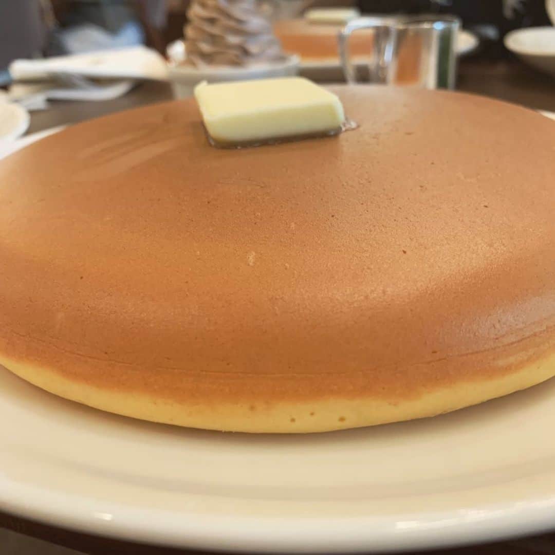 沢口千恵のインスタグラム：「WEST青山ガーデンで美味しい美味しいパンケーキを頂きながらいくつもの濃密な打ち合わせを。  もう来年の企画をどんどん煮詰めています。  場が生まれていく不思議を熱と神聖さと共に感じます。」