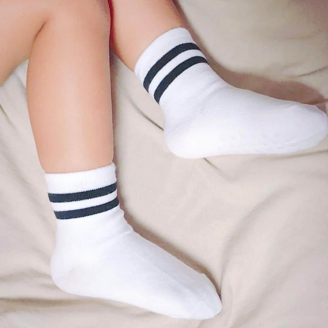 3COINSさんのインスタグラム写真 - (3COINSInstagram)「❋ KIDS&BABY SOCKS ❋﻿ ﻿ 赤ちゃんや小さなお子様にピッタリの靴下も入荷中です。﻿ ﻿ 2足セットでお得な靴下、プチプラでGETできるのが嬉しいですね！﻿ まとめてプチギフトにもぜひ♪﻿ ﻿ ベルモール宇都宮店のtomomi( @3coins_bellutsunomiya.tomomi )がご紹介中ですので、是非チェックしてみましょう！﻿ ﻿ ✎︎＿＿＿＿＿＿＿＿＿＿＿＿＿＿＿＿＿＿＿﻿ ﻿ ﻿ 🆕新商品🆕﻿ ﻿ お問い合わせの多かった﻿ BABY＆KIDS用の靴下が﻿ 入荷しております～🧦✨﻿ ﻿ ﻿ シンプルなデザインですが﻿ 2足セットで300円と大変お得👏⭐﻿ ﻿ シンプルだからこそ﻿ お洋服にも合わせやすい♪♪﻿ ﻿ ﻿ 約0～1歳用と﻿ 約4～6歳用の2サイズございます！﻿ ﻿ ﻿ ﻿ 子供の足はすぐ大きくなってしまうので﻿ 買い替えるのも大変ですよね💦﻿ ﻿ コスパもいいのでぜひこの機会に﻿ ご覧下さい☺︎♪♪﻿ ﻿ ﻿ ﻿ ﻿ ✔BABY＆KIDS靴下2Pセット 各￥300+tax﻿ (BABY  約8～10cm)﻿ (KIDS  約12～14cm)﻿ ﻿ ﻿ ﻿ #3coins #3coins新商品 #スリコ #スリーコインズ #新商品#栃木#栃木県#宇都宮#宇都宮市#宇都宮ベルモール#ベルモール #プチプラ #雑貨#kidssocks #子供用靴下 #靴下 #socks #kids #baby #子供のいる生活 #子供のいる暮らし」9月13日 18時34分 - 3coins_official