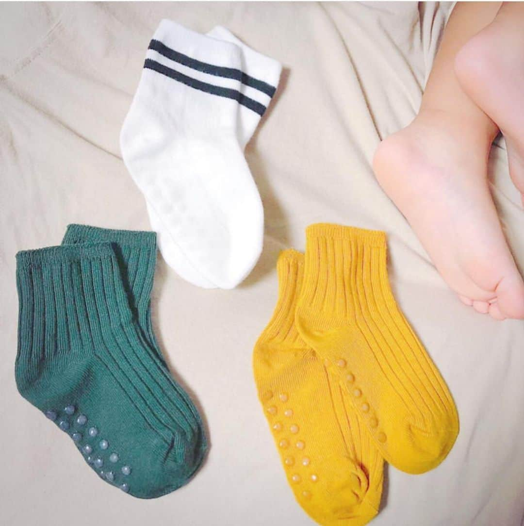 3COINSさんのインスタグラム写真 - (3COINSInstagram)「❋ KIDS&BABY SOCKS ❋﻿ ﻿ 赤ちゃんや小さなお子様にピッタリの靴下も入荷中です。﻿ ﻿ 2足セットでお得な靴下、プチプラでGETできるのが嬉しいですね！﻿ まとめてプチギフトにもぜひ♪﻿ ﻿ ベルモール宇都宮店のtomomi( @3coins_bellutsunomiya.tomomi )がご紹介中ですので、是非チェックしてみましょう！﻿ ﻿ ✎︎＿＿＿＿＿＿＿＿＿＿＿＿＿＿＿＿＿＿＿﻿ ﻿ ﻿ 🆕新商品🆕﻿ ﻿ お問い合わせの多かった﻿ BABY＆KIDS用の靴下が﻿ 入荷しております～🧦✨﻿ ﻿ ﻿ シンプルなデザインですが﻿ 2足セットで300円と大変お得👏⭐﻿ ﻿ シンプルだからこそ﻿ お洋服にも合わせやすい♪♪﻿ ﻿ ﻿ 約0～1歳用と﻿ 約4～6歳用の2サイズございます！﻿ ﻿ ﻿ ﻿ 子供の足はすぐ大きくなってしまうので﻿ 買い替えるのも大変ですよね💦﻿ ﻿ コスパもいいのでぜひこの機会に﻿ ご覧下さい☺︎♪♪﻿ ﻿ ﻿ ﻿ ﻿ ✔BABY＆KIDS靴下2Pセット 各￥300+tax﻿ (BABY  約8～10cm)﻿ (KIDS  約12～14cm)﻿ ﻿ ﻿ ﻿ #3coins #3coins新商品 #スリコ #スリーコインズ #新商品#栃木#栃木県#宇都宮#宇都宮市#宇都宮ベルモール#ベルモール #プチプラ #雑貨#kidssocks #子供用靴下 #靴下 #socks #kids #baby #子供のいる生活 #子供のいる暮らし」9月13日 18時34分 - 3coins_official