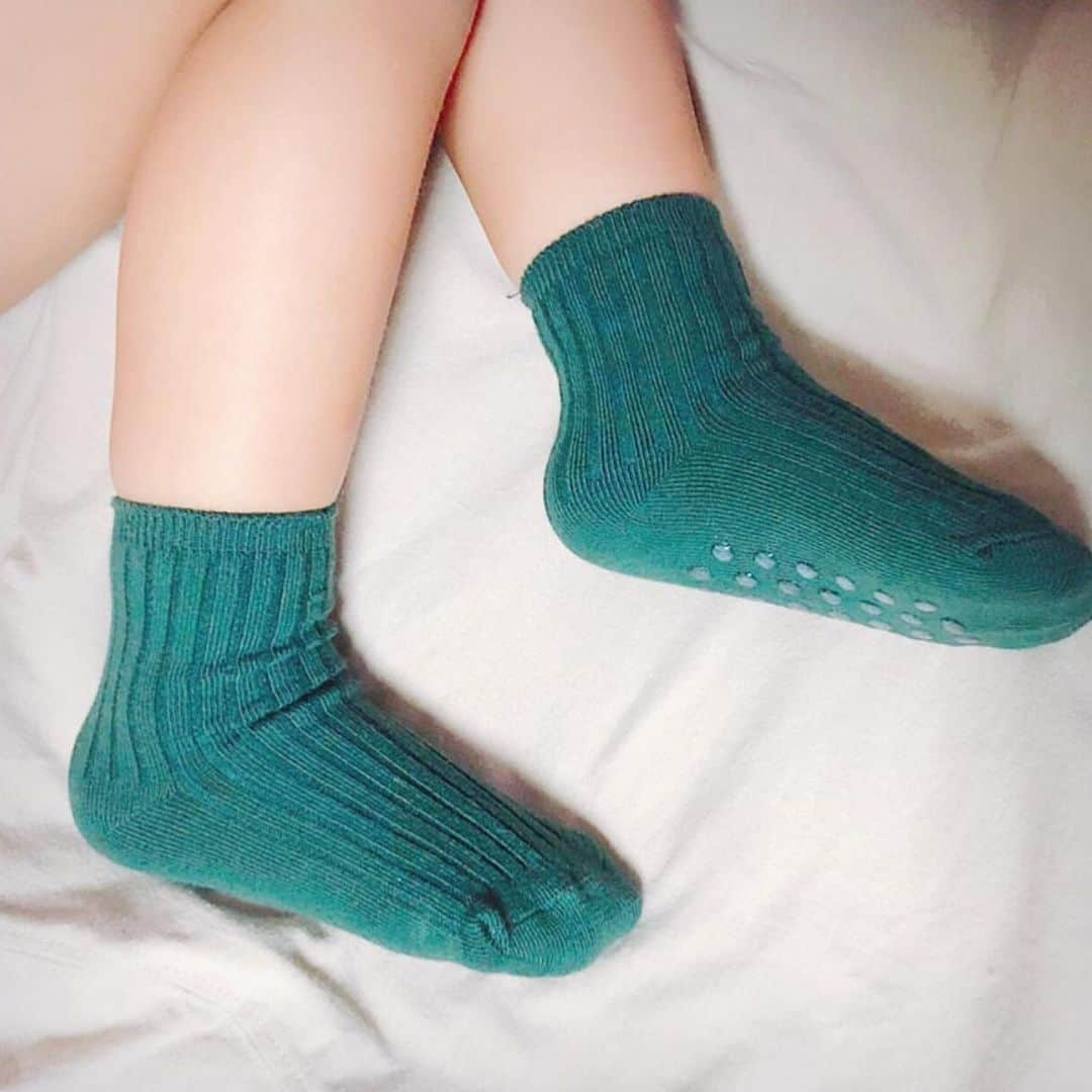 3COINSさんのインスタグラム写真 - (3COINSInstagram)「❋ KIDS&BABY SOCKS ❋﻿ ﻿ 赤ちゃんや小さなお子様にピッタリの靴下も入荷中です。﻿ ﻿ 2足セットでお得な靴下、プチプラでGETできるのが嬉しいですね！﻿ まとめてプチギフトにもぜひ♪﻿ ﻿ ベルモール宇都宮店のtomomi( @3coins_bellutsunomiya.tomomi )がご紹介中ですので、是非チェックしてみましょう！﻿ ﻿ ✎︎＿＿＿＿＿＿＿＿＿＿＿＿＿＿＿＿＿＿＿﻿ ﻿ ﻿ 🆕新商品🆕﻿ ﻿ お問い合わせの多かった﻿ BABY＆KIDS用の靴下が﻿ 入荷しております～🧦✨﻿ ﻿ ﻿ シンプルなデザインですが﻿ 2足セットで300円と大変お得👏⭐﻿ ﻿ シンプルだからこそ﻿ お洋服にも合わせやすい♪♪﻿ ﻿ ﻿ 約0～1歳用と﻿ 約4～6歳用の2サイズございます！﻿ ﻿ ﻿ ﻿ 子供の足はすぐ大きくなってしまうので﻿ 買い替えるのも大変ですよね💦﻿ ﻿ コスパもいいのでぜひこの機会に﻿ ご覧下さい☺︎♪♪﻿ ﻿ ﻿ ﻿ ﻿ ✔BABY＆KIDS靴下2Pセット 各￥300+tax﻿ (BABY  約8～10cm)﻿ (KIDS  約12～14cm)﻿ ﻿ ﻿ ﻿ #3coins #3coins新商品 #スリコ #スリーコインズ #新商品#栃木#栃木県#宇都宮#宇都宮市#宇都宮ベルモール#ベルモール #プチプラ #雑貨#kidssocks #子供用靴下 #靴下 #socks #kids #baby #子供のいる生活 #子供のいる暮らし」9月13日 18時34分 - 3coins_official