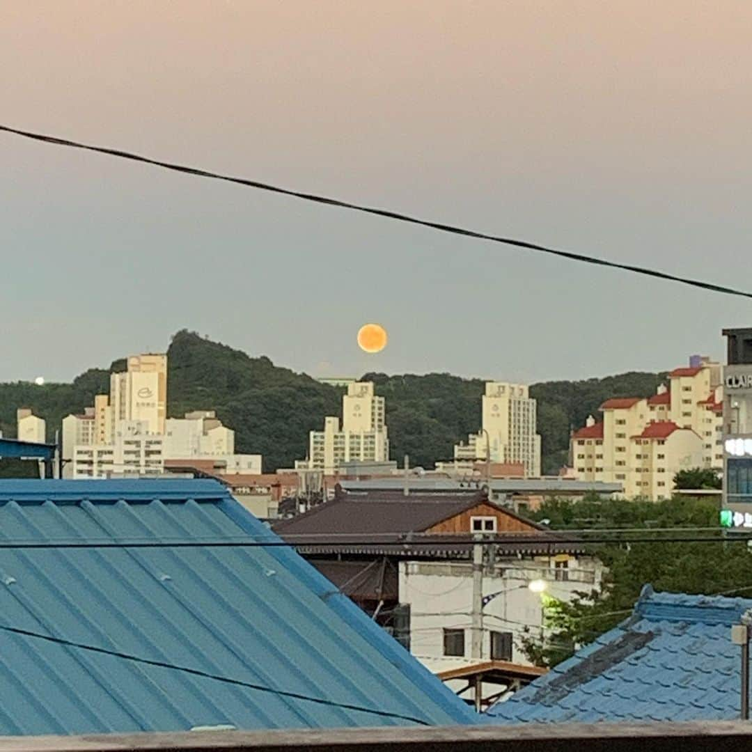 ミナ さんのインスタグラム写真 - (ミナ Instagram)「우와 달....🙊🌕💫 오늘 달 진짜 크다요!!!!! - 달이 해처럼 떠오르는 걸 살면서 오늘 처음 봄🙊」9月13日 18時47分 - blossomh_