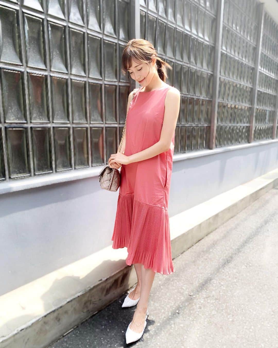 小林真由さんのインスタグラム写真 - (小林真由Instagram)「⋆﻿ ⋆﻿ あっという間に金曜日🐻🍳﻿ ﻿ この夏大活躍したワンピース。﻿ プチプラとは思えない可愛さで﻿ 形もすっきり綺麗💚﻿ ﻿ なかなかゆっくり買い物に行けてないので﻿ ネットさまさまです🥺👑﻿ ﻿ one-piece: #ysstellashop  pumps: #tsurubymarikooikawa  bag: #valentino ﻿ #ファッション #コーデ #ツルバイマリコオイカワ #バレンティノ #ママコーデ #ママライフ #コーディネート #coordinate #fashion」9月13日 18時48分 - mayukobayashii
