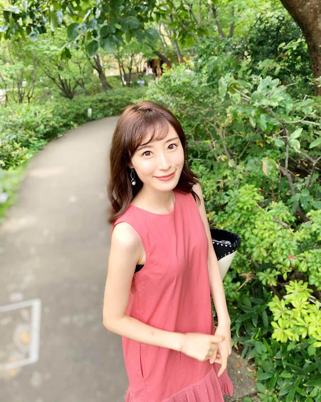 小林真由のインスタグラム：「⋆﻿ ⋆﻿ あっという間に金曜日🐻🍳﻿ ﻿ この夏大活躍したワンピース。﻿ プチプラとは思えない可愛さで﻿ 形もすっきり綺麗💚﻿ ﻿ なかなかゆっくり買い物に行けてないので﻿ ネットさまさまです🥺👑﻿ ﻿ one-piece: #ysstellashop  pumps: #tsurubymarikooikawa  bag: #valentino ﻿ #ファッション #コーデ #ツルバイマリコオイカワ #バレンティノ #ママコーデ #ママライフ #コーディネート #coordinate #fashion」