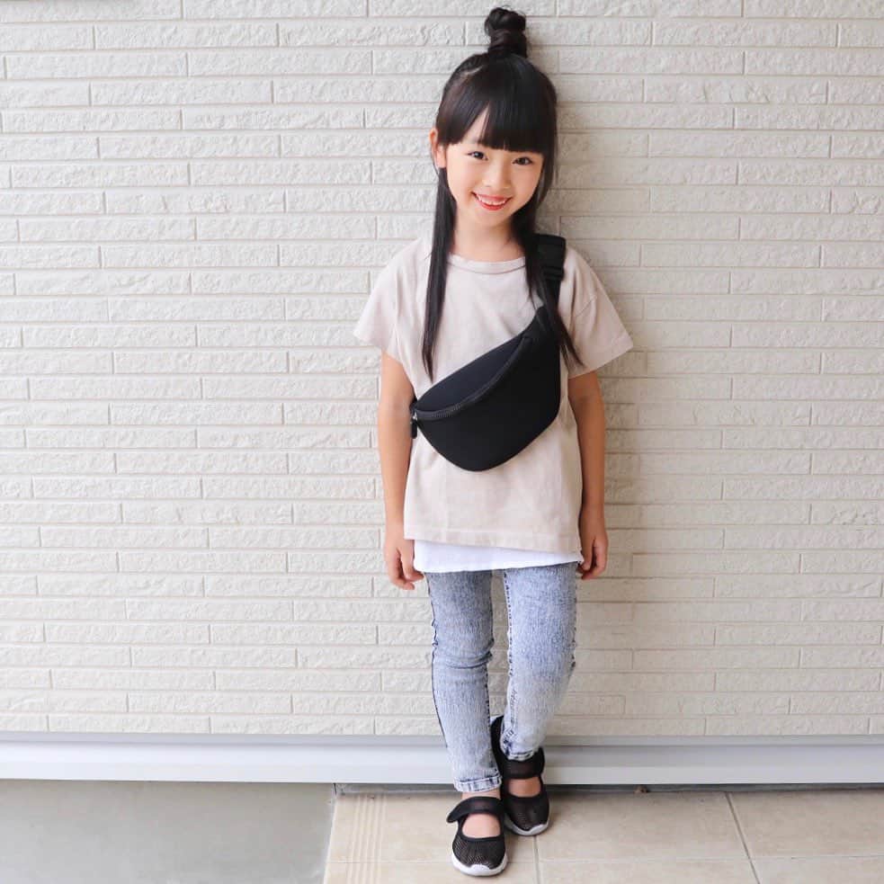 Akiのインスタグラム：「9/13 ・ #尾野ちゃんヘア ・ ・ 娘がついに疑い始めた ・ 👧🏻「ねぇ、ママ。サンタさんって本当にいるの？」 👩🏻「いるよー。(ドキドキ)」 👧🏻「パパとママがプレゼント買ってるんでしょ？」 👩🏻「信じてない子にはサンタさんこないよ？」 👧🏻「やだーー！！」 ・ これは… ギリセーフ？← #アウト寄りのアウト ・ ・  @right_on_kids の大人気商品 MPSボトム👖 ・ このシリーズ 本当に動きやすくてカラーバリエーションも豊富で 娘が持ってるボトムスも 数本がコレ👧🏻👖 ・ 学校生活で相当動き回るので 動きやすいボトムスは 小学生必須アイテム☺️ ・ ・ 9/17(火)〜10/31(木)までの期間 ライトオンのMPSボトムおでかけキャンペーンを開催！ ・ ①ライトオンキッズ( @right_on_kids )公式アカウントをフォロー ②#MPSおでかけ2 をつけて投稿 ・ 抽選でJTB旅行券5万円分をプレゼント🎁 ・ ・ ・ ・ #MPSおでかけ2#ライトオン#ライトオンキッズ#righton#right_on_kids#PR」