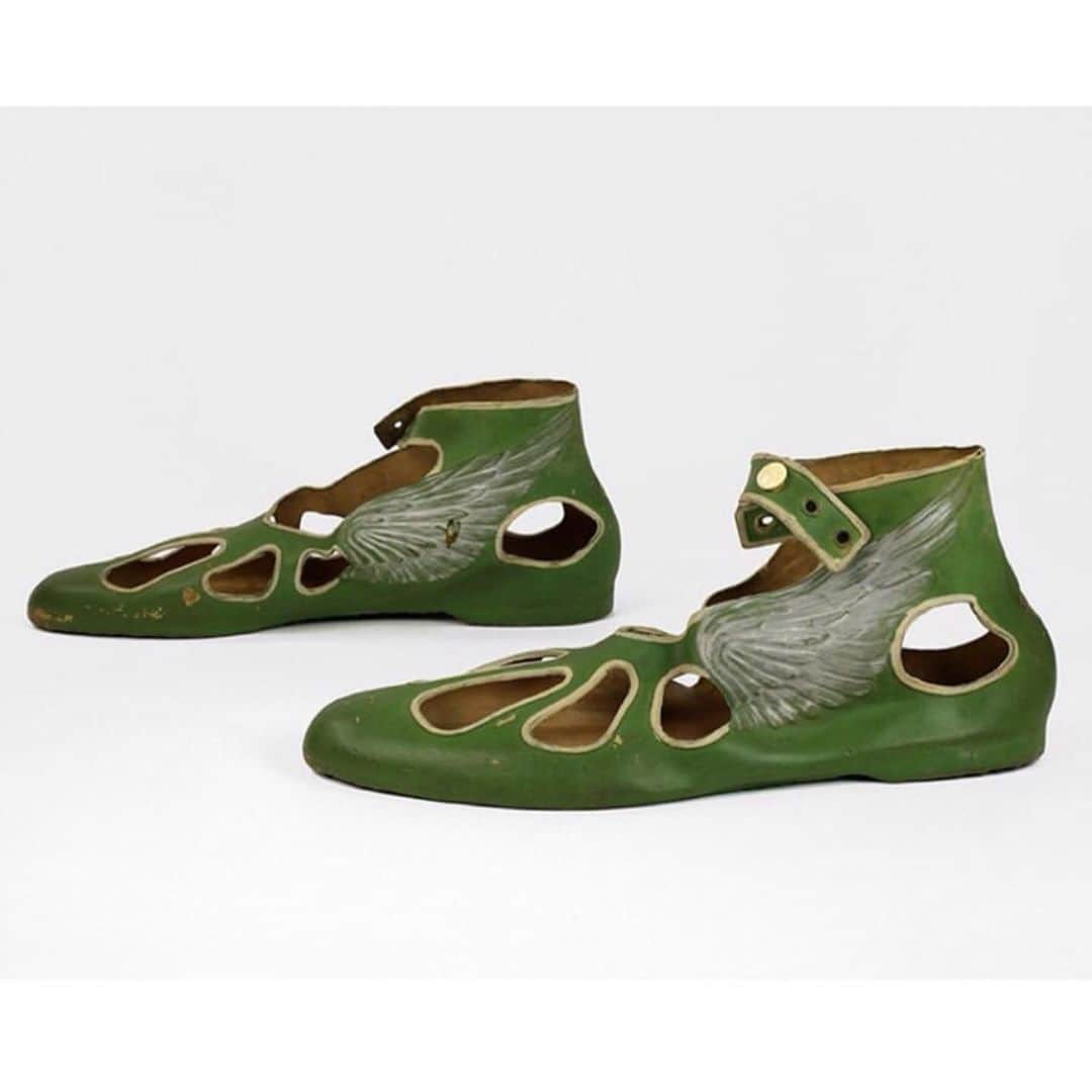 エフトゥループさんのインスタグラム写真 - (エフトゥループInstagram)「Repost @amberbutchart  SEA SHOES UPDATE: finally got involved with @ftroupe bathing shoes, thanks for the recommendation @skidskid! These are modelled on Victorian bathing shoes - swipe for some of my favourite bathing shoes (from the 1920s, from @batashoemuseum), followed by dresses, caps and shoes for bathing, from Weldon’s Illustrated Dressmaker, 1880, which features in my book Fashion Illustration in Britain, published by @britishlibrary 🧜🏼‍♀️🌊🍋 #DressHistory #SwimHistory #SwimShoes #SeaShoes #WildSwimming #FashionHistory」9月13日 18時53分 - ftroupe