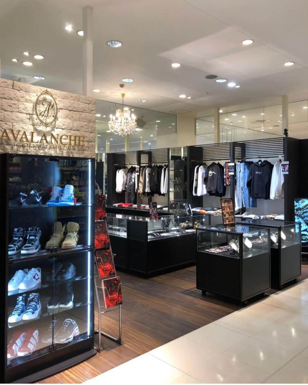 のインスタグラム：「金沢フォーラス店、今日オープンしました お近くの人は是非 #avalanchegoldandjewelry #kanazawa - アヴァランチ北陸地方初出店となる金沢フォーラス4Fに期間限定オープン。 新店舗オープンに合わせて新作のジュエリーやアパレルもご用意。 オープン記念としてクリスタルカーターの新作”BERNARD”を金沢フォーラスにて先行販売。 更に来店者全員にはオリジナルステッカーもプレゼント。 無くなり次第終了となりますのでお早目におこし下さい。 - アヴァランチ ゴールド＆ジュエリー 金沢フォーラス店 石川県金沢市堀川新町3-1  金沢フォーラス4F 営業時間：10:00〜21:00」