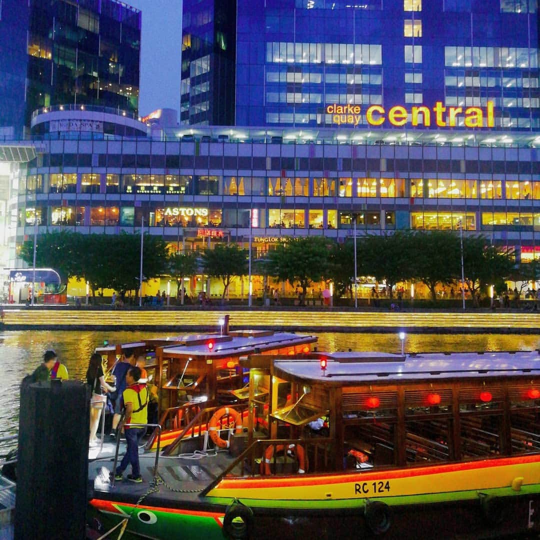 岸田彩加さんのインスタグラム写真 - (岸田彩加Instagram)「#シンガポール に移動。 話題の#カトン地区 へ。暑すぎて、溶けるかと思った🍦 ・ シンガポールでは、夢の#マリーナベイサンズ ✨ 船に乗って夜の#金融街 見てきました🚤世界を代表する#金融 の街。来られて嬉しい！ ・ 有名なホテルの#プール は高い場所だからか寒すぎて☃震えながらタオルにくるまってました。景色は最高♡ ・ #singapore #katong #koonsengroad #カトン #marinabaysands #旅行 #旅行好き #アナウンサー #フリーアナウンサー #pool #marina #marinabay」9月13日 19時14分 - kishida_ayaka1122