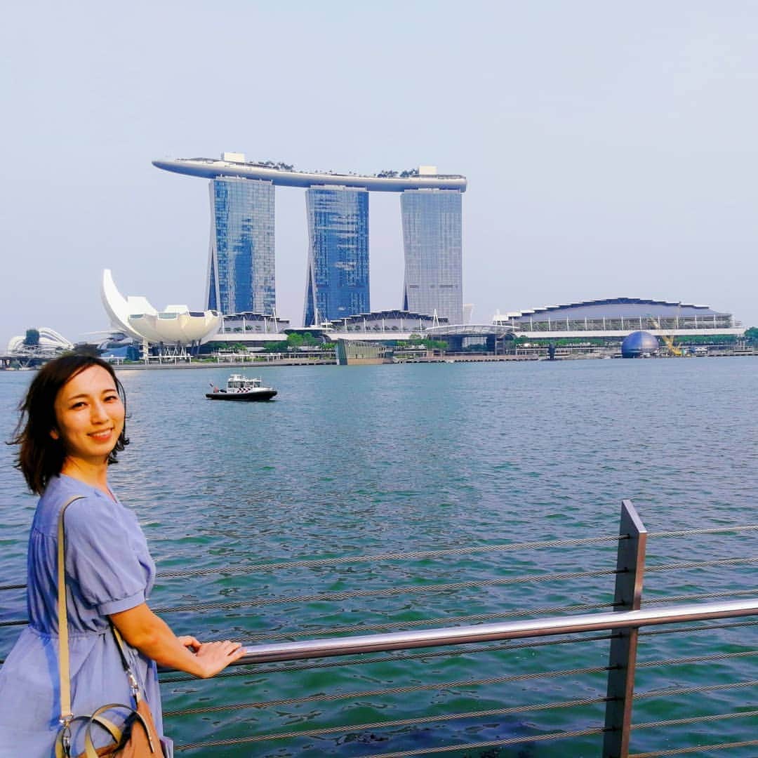 岸田彩加さんのインスタグラム写真 - (岸田彩加Instagram)「#シンガポール に移動。 話題の#カトン地区 へ。暑すぎて、溶けるかと思った🍦 ・ シンガポールでは、夢の#マリーナベイサンズ ✨ 船に乗って夜の#金融街 見てきました🚤世界を代表する#金融 の街。来られて嬉しい！ ・ 有名なホテルの#プール は高い場所だからか寒すぎて☃震えながらタオルにくるまってました。景色は最高♡ ・ #singapore #katong #koonsengroad #カトン #marinabaysands #旅行 #旅行好き #アナウンサー #フリーアナウンサー #pool #marina #marinabay」9月13日 19時14分 - kishida_ayaka1122