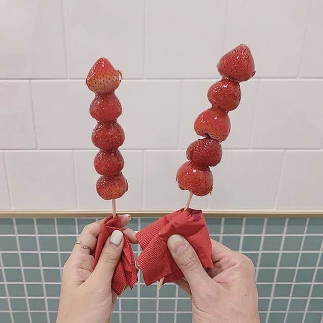 のインスタグラム：「.⠀⠀⠀⠀⠀ 【#uwasa_東京】⠀⠀⠀⠀⠀⠀⠀ 東京・渋谷109にある「StrawberryFetish(ストロベリーフェチ)」をご紹介🎉✨⠀⠀⠀⠀ StrawberryFetishは、進化系いちご飴専門店🍓🌟 お祭りで定番のいちご飴をアップデートしたバリエーション豊富ないちご飴が食べられます😳💖 いちご飴独特のパリパリ、シャキシャキとした食感にこだわったいちご飴は病みつきに😋💫 トッピングもあるので何度行っても楽しめますよ😆🌈 ＊⠀ StrawberryFetish👉(@strawberry_fetish_)⠀ ＊⠀⠀ ↓素敵なアカウントはこちら⠀⠀⠀⠀ [photo by:@miu_itoh]⠀⠀⠀⠀ ＊⠀⠀⠀⠀ <<✏️=========================>>⠀⠀⠀⠀ グルメに関する素敵なお写真を⠀⠀⠀⠀ 厳選してご紹介しています📷🌈⠀⠀⠀⠀ 【 @uwasa_gourmet 】 or 【 #uwasa 】⠀⠀⠀⠀ をタグ付けであなたの投稿が⠀⠀⠀⠀ Instagramや記事で紹介されちゃうかも👀🎉⠀⠀⠀⠀ 皆さんの素敵なご投稿お待ちしています🌸⠀⠀ <<=========================🔎>>⠀⠀⠀⠀ ＊ #東京 #東京カフェ #渋谷 #渋谷カフェ #東京グルメ #苺 #イチゴ #いちご #いちご飴 #カフェタイム #カフェ #cafe #カフェ部 #カフェ巡り #スイーツ #카페 #お祭り #맛집 #置き画くら部 #美味しい #카페스타그램 #かわいい #カフェ好きな人と繋がりたい #ストロベリー #strawberry #食べ歩き #おやつ #お洒落さんと繋がりたい」