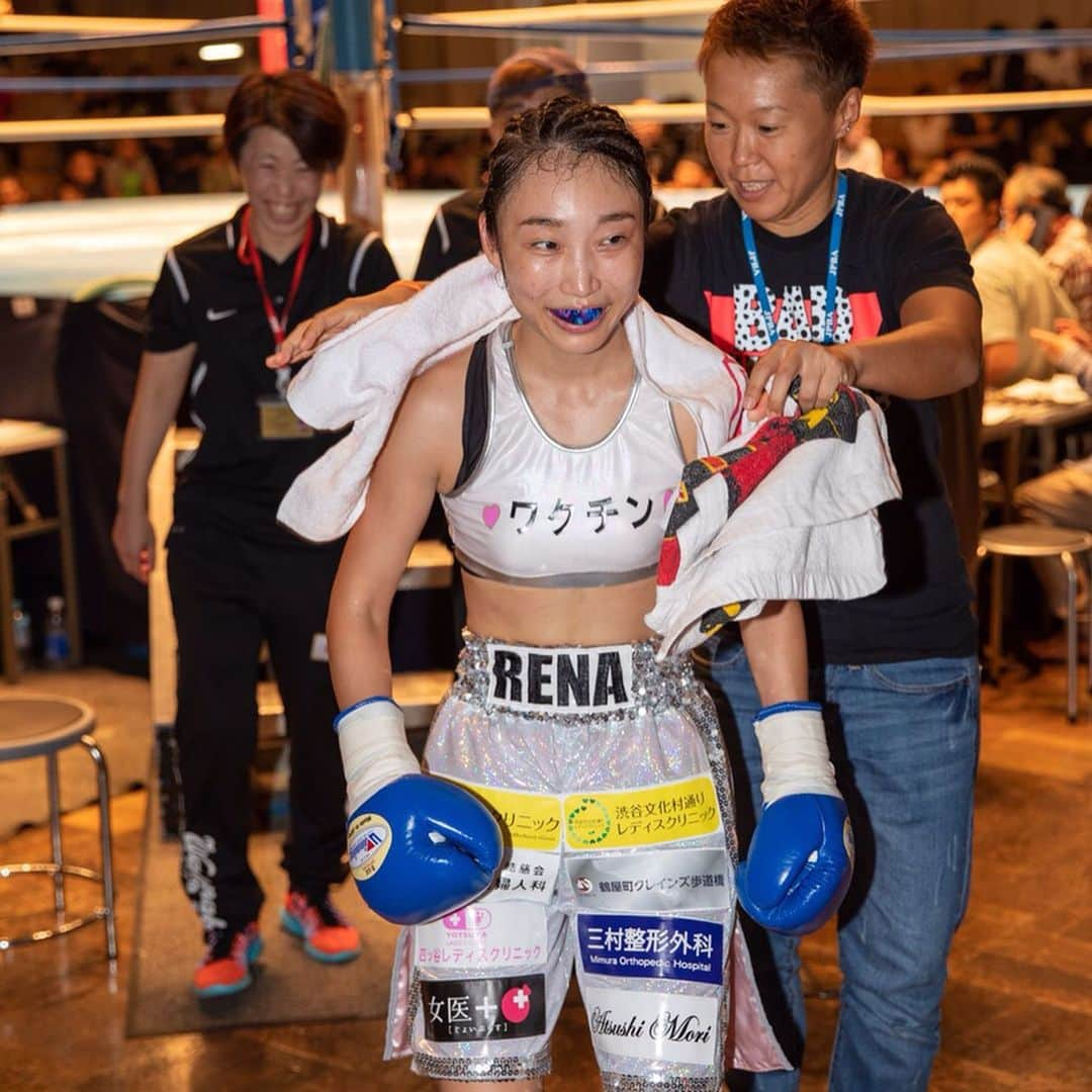 佐山万里菜さんのインスタグラム写真 - (佐山万里菜Instagram)「昨日は、怜奈先輩 @renatkhsh の試合でした！！ そして、怜奈さん勝利👊 試合までの大切な時間、試合中ずっと近くでサポートさせていただき本当に感謝しています✨ ありがとうございます！！ 仲間の勝利は、嬉しいし刺激的👊 仲間の試合は、自分が試合する時の何倍も緊張する！！ ドキドキワクワク……ドキドキドキドキみたいな✨ . . 自分リングに立つ時、たくさんの人が周りでサポートしてくれてリングに立てる！ 当たり前ではないし……本当に感謝しています👊 . . 次は、琴 平岡 @koto620 の番だ‼️ 計量まであと少し…コンディションもすごくいい感じっぽいしラストしっかり体重合わせてあとはやるだけだなっ👊 初キックボクシング観戦楽しみだぁー✨ . . 試合がなかなか決まらない中…自分自身、happyばかりではなくいろんな心に出会います！！ 自分の弱さを知りVS自分な毎日✨ なかなか強敵だからこそ闘いがいがあります👊 自分自身まだ試合は決まっていませんが、しっかり勝つ準備を積み重ねていきます👊 楽しみにしていて下さい‼️ 昨日も試合を見ていて思いました……本当に本当に応援は、一つの武器です👊 試合が決まった際には是非会場で一緒に闘って下さい！！ どうしてもどうしても必要な武器 です😏 それでは今日も張り切ってトレーニング頑張りまーす👊 #happy #幸せな時間 #爆笑 #笑顔 #オシャレ #トレーニングウェア #可愛い#かっこいい#写真#海好き #撮影#アスリート#筋肉 #腹筋 #トレーニング #カメラマン募集 #感謝 #ライフスタイル#いいね #お気に入り#instagood #女子サッカー #サッカー #筋肉女子 #story #女医 #グッズ #高橋怜奈 #平岡琴」9月13日 19時08分 - sayama.19