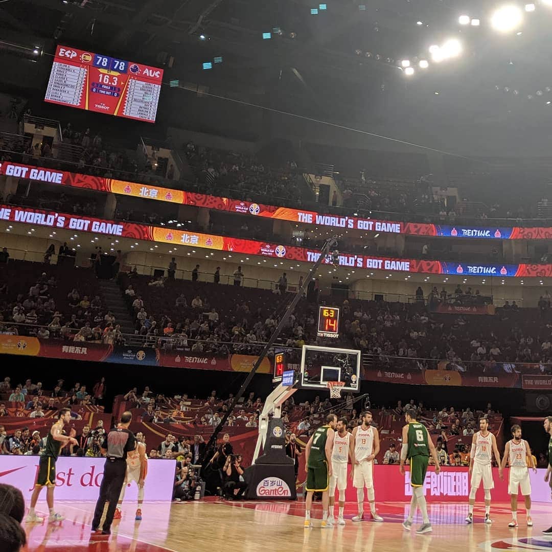 マヌ・ジノビリのインスタグラム：「🇦🇷 Recién llegado a China y me toca ver este partidazo! 🇺🇲Just landed in China and got to watch this amazing game. #fibawc」