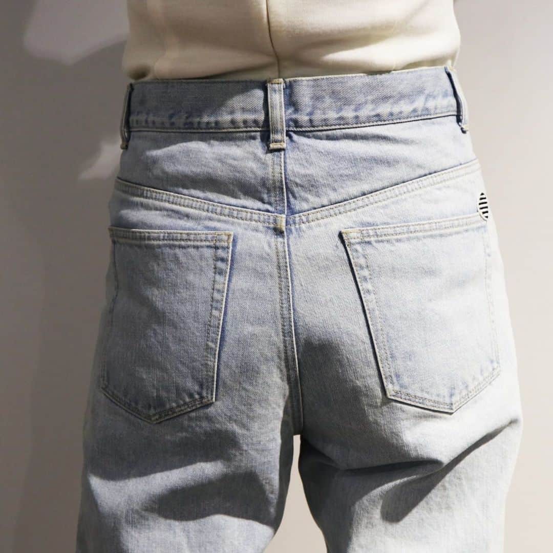 BORDERS at BALCONYのインスタグラム：「「5 POCKETS DENIM PANTS」は、右後ろポケットにアイコンのボーダーワッペンが付いて、さり気なく可愛いです。ボーイフレンドなのに綺麗見えでスタイルアップが叶います。長く着られるデニムです。⁠⠀ ⁠⠀ ぜひ　@bordersatbalcony_official のオンラインショップでもっと詳しく見てみてください！⁠⠀」