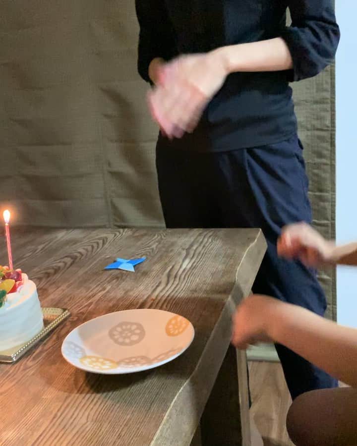 青木康平のインスタグラム：「今日は音錬の4歳の誕生日🎂  めーひーとピザ🍕を一緒に作りました！ 近所のけんしろうも来てくれて楽しいそうでした！笑笑  音錬は元気で伸び伸びと育ってくれています！  本当に生まれてきてくれてありがとう！ #音錬#4歳」
