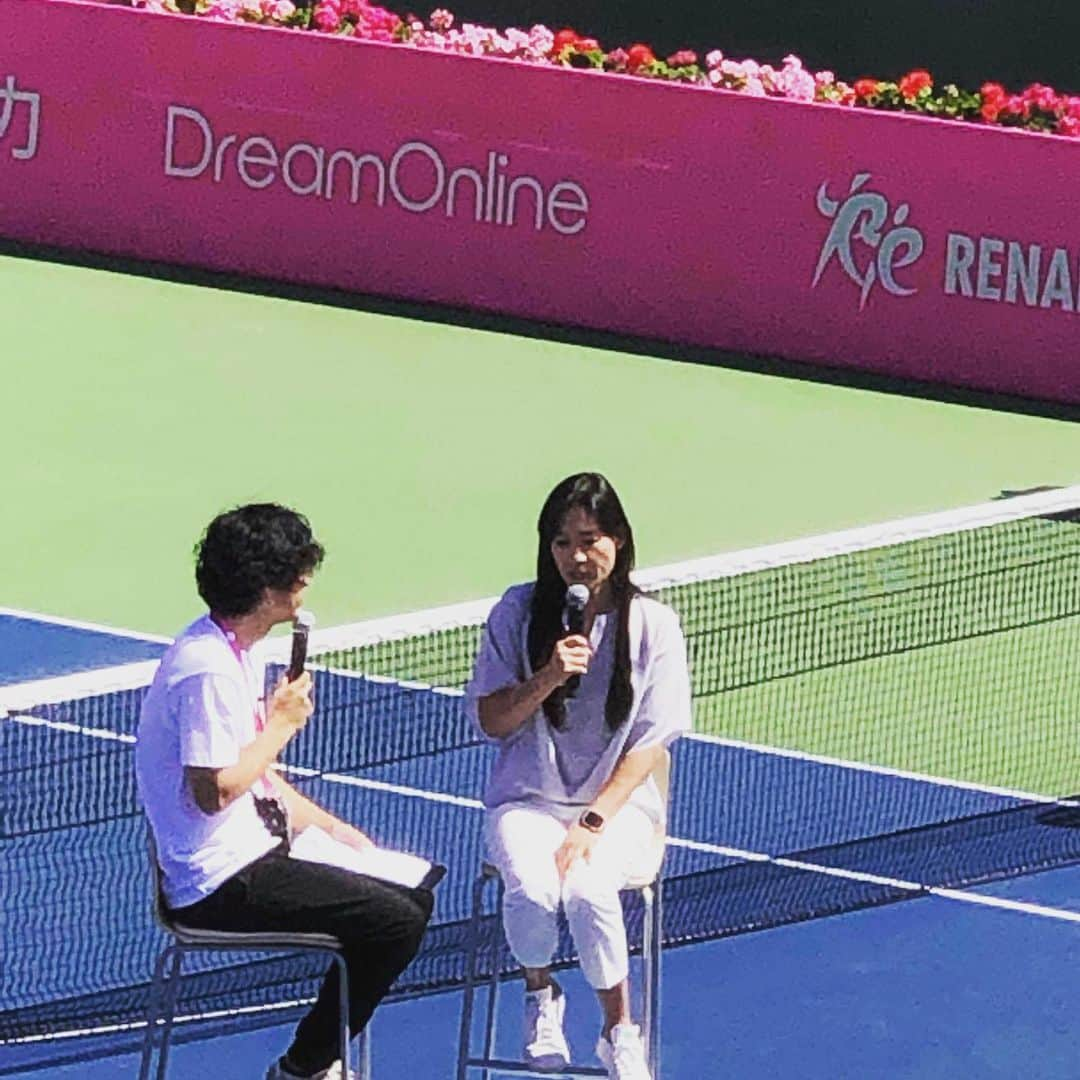 伊達公子さんのインスタグラム写真 - (伊達公子Instagram)「花キューピットJapan Women’s Open2019 準々決勝前にセンターコートでトークショー、そして日比野菜緒ちゃんが勝った試合後にサイン会も！ 日比野菜緒ちゃん#1シードのスーウェイに勝ってSF進出！！ #伊達公子 #kimikodate #tennis #tennisplayer #テニス #テニスプレイヤー #テニスプレーヤー #instatennis #instasports #wta #hanacupidopen #hanacupidopen2019 #花キューピットオープン #花キューピットオープン2019 #広島 #hiroshima」9月13日 19時26分 - kimiko.date