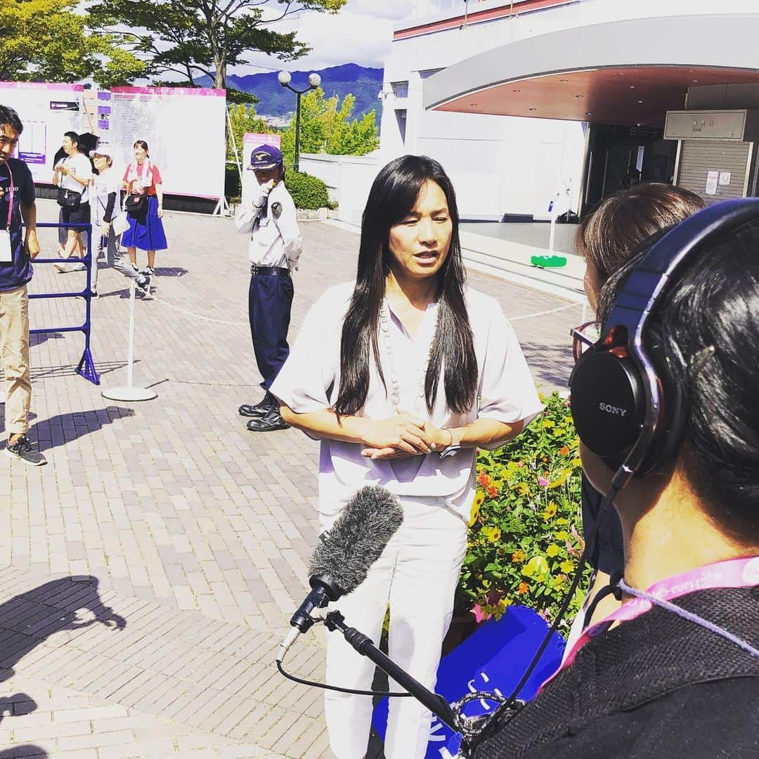 伊達公子さんのインスタグラム写真 - (伊達公子Instagram)「花キューピットJapan Women’s Open2019 準々決勝前にセンターコートでトークショー、そして日比野菜緒ちゃんが勝った試合後にサイン会も！ 日比野菜緒ちゃん#1シードのスーウェイに勝ってSF進出！！ #伊達公子 #kimikodate #tennis #tennisplayer #テニス #テニスプレイヤー #テニスプレーヤー #instatennis #instasports #wta #hanacupidopen #hanacupidopen2019 #花キューピットオープン #花キューピットオープン2019 #広島 #hiroshima」9月13日 19時26分 - kimiko.date